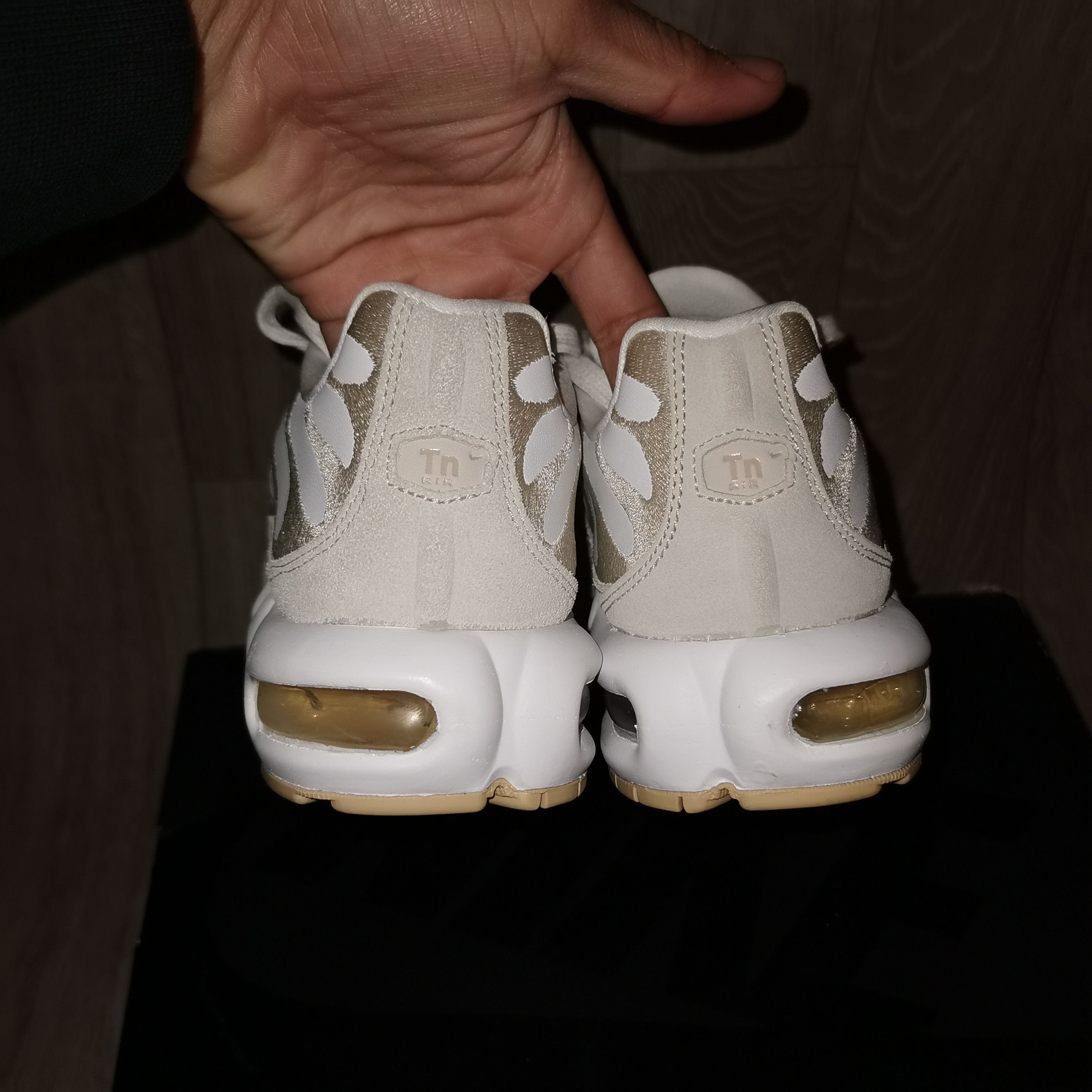 Nike W nike tn AIR MAX PLUS PRM, SUMMIT WHITE /PALE VANILLA Size US 7.5 / IT 37.5 - 14 Thumbnail