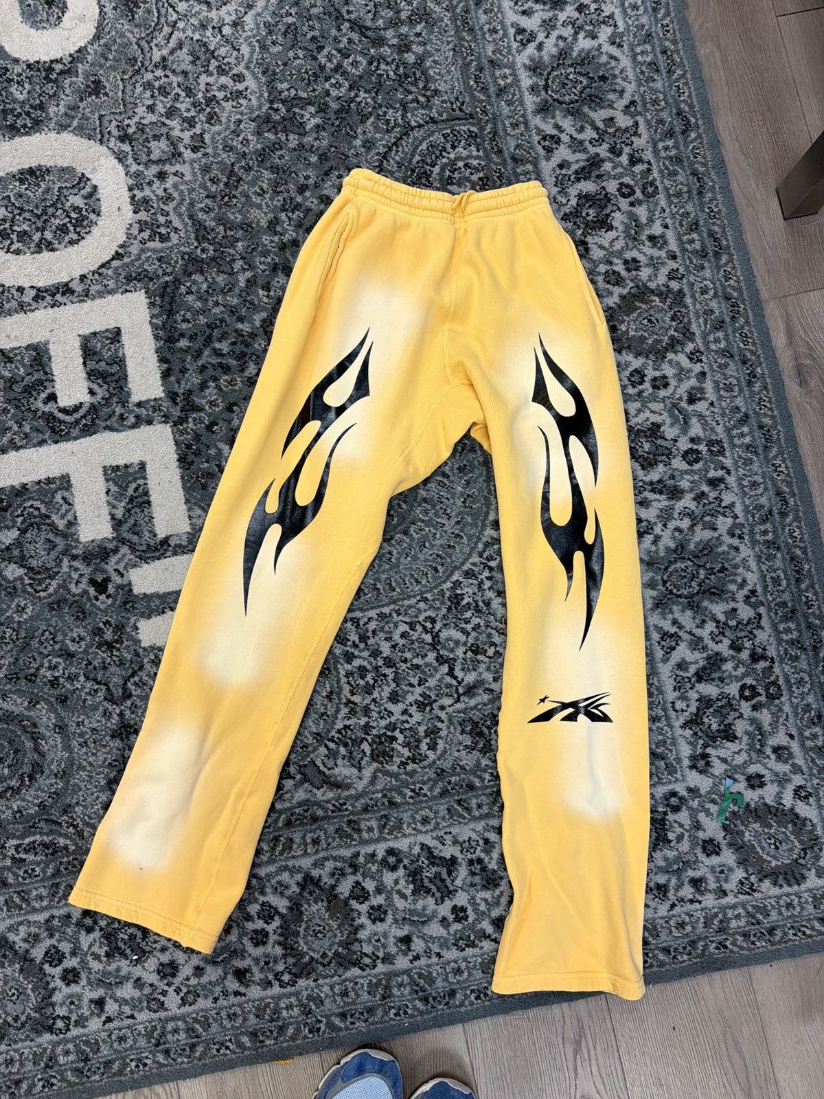 HELLSTAR Hellstar logo sweatpant yellow Size US 28 / EU 44 - 1 Thumbnail