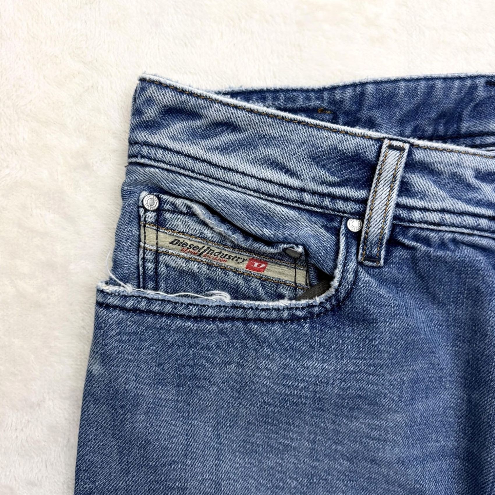 Diesel Diesel Jeans Pants Mens 32x30 Blue Medium Wash Distressed Straight Leg Denim Jeans Regular Mens Blue Distressed 90s? Size US 31 - 6 Thumbnail
