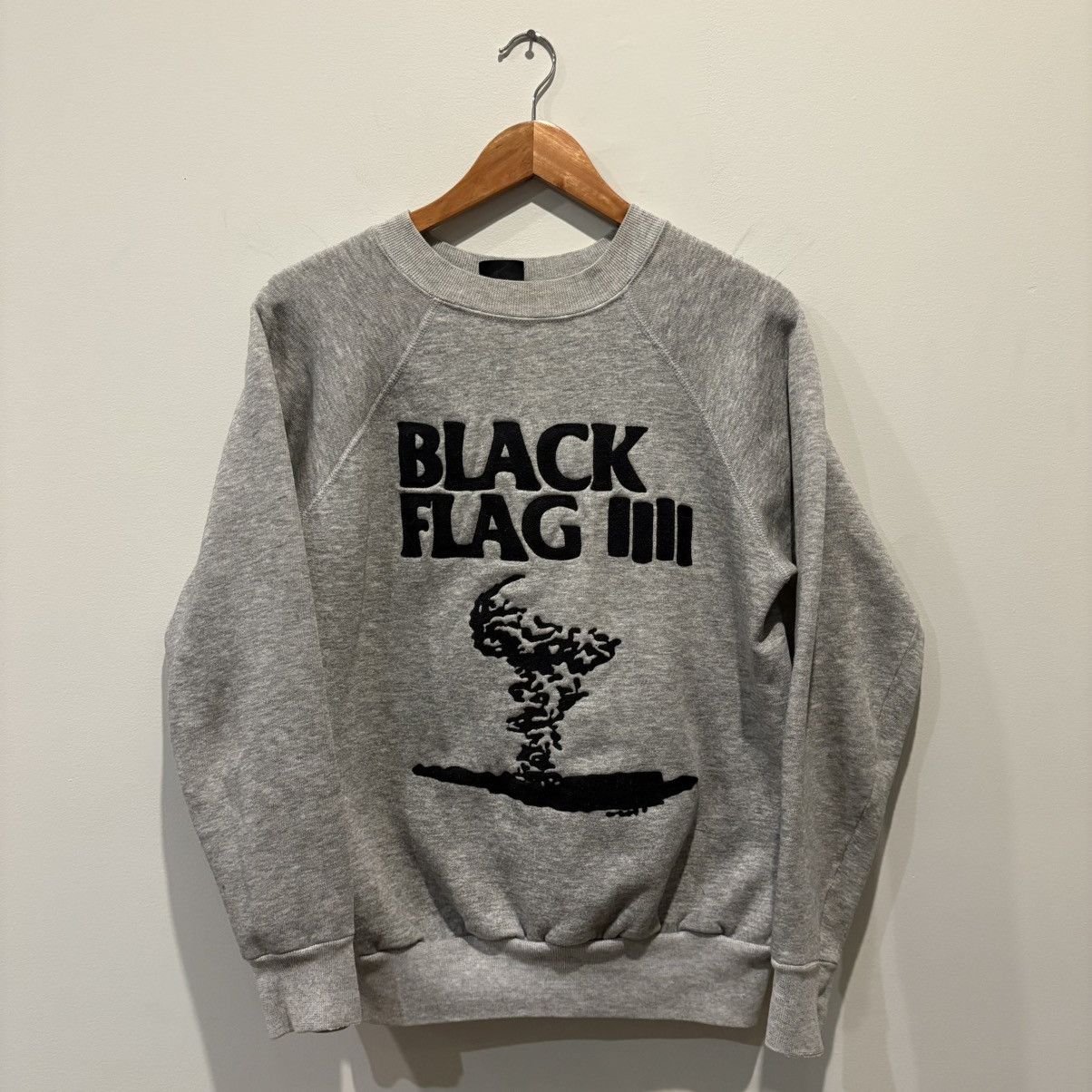 Vintage Vintage Chain stitched Black Flag Raglan Crewneck Sweatshirt Size US M / EU 48-50 / 2 - 1 Thumbnail