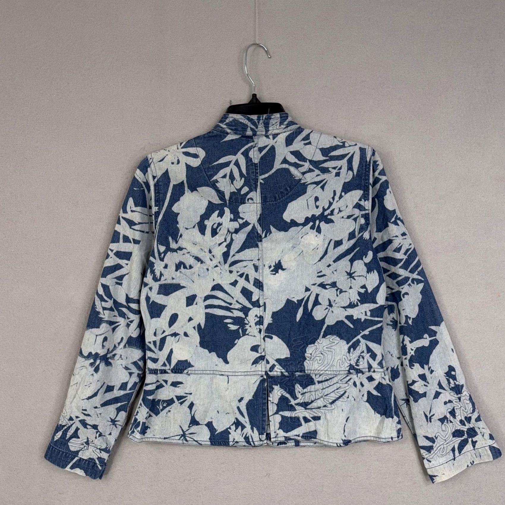 Vintage Chico's Jacket Womens S Blue Floral Denim Button Front Stand Collar Short Size S / US 4 / IT 40 - 6 Thumbnail