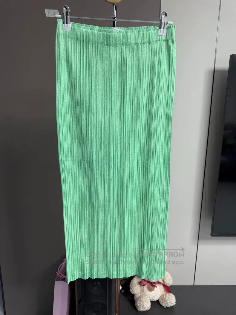 Issey Miyake size:3 Green Midi Skirt