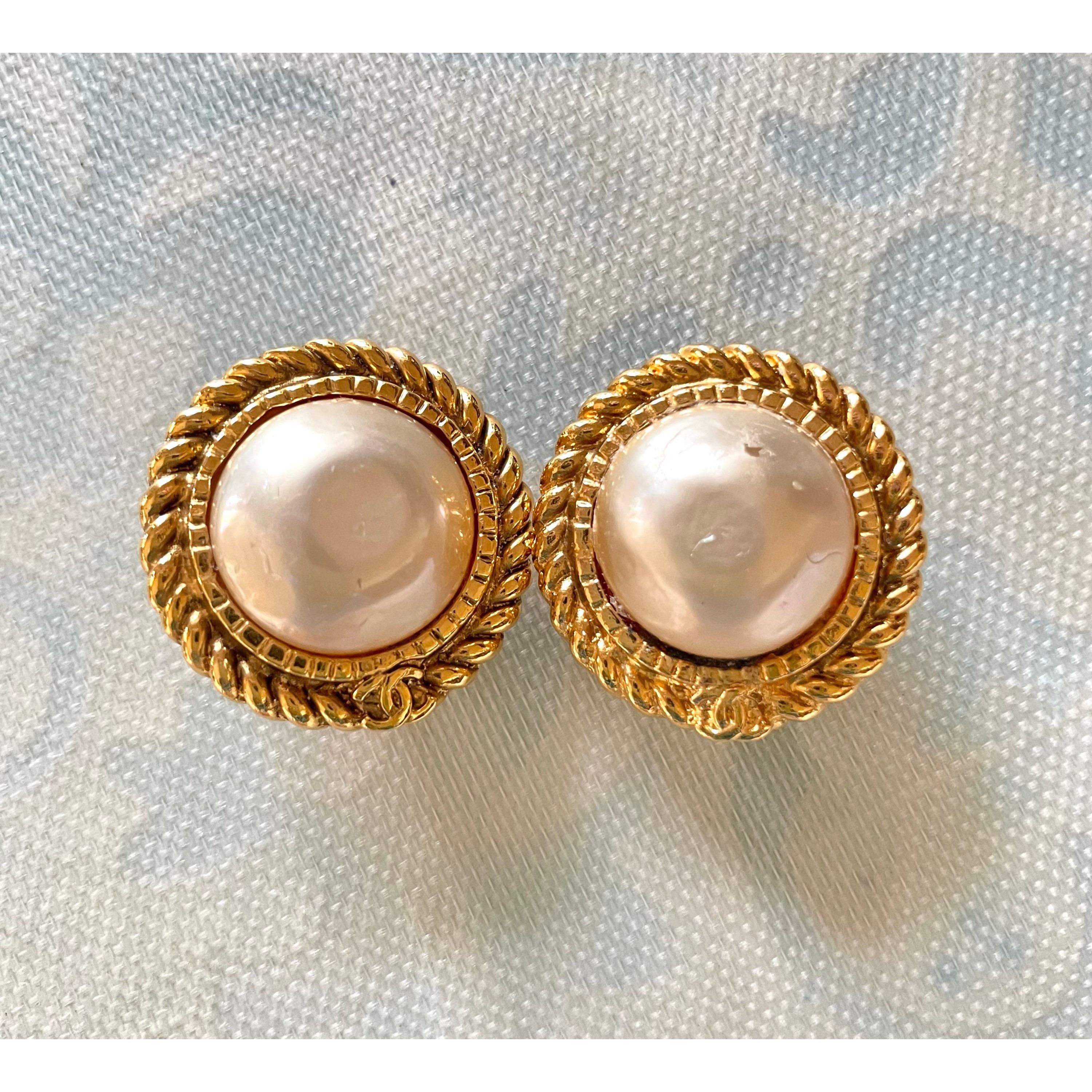 Chanel Vintage CHANEL golden earrings with pearl and CC motif. Size ONE SIZE - 7 Thumbnail