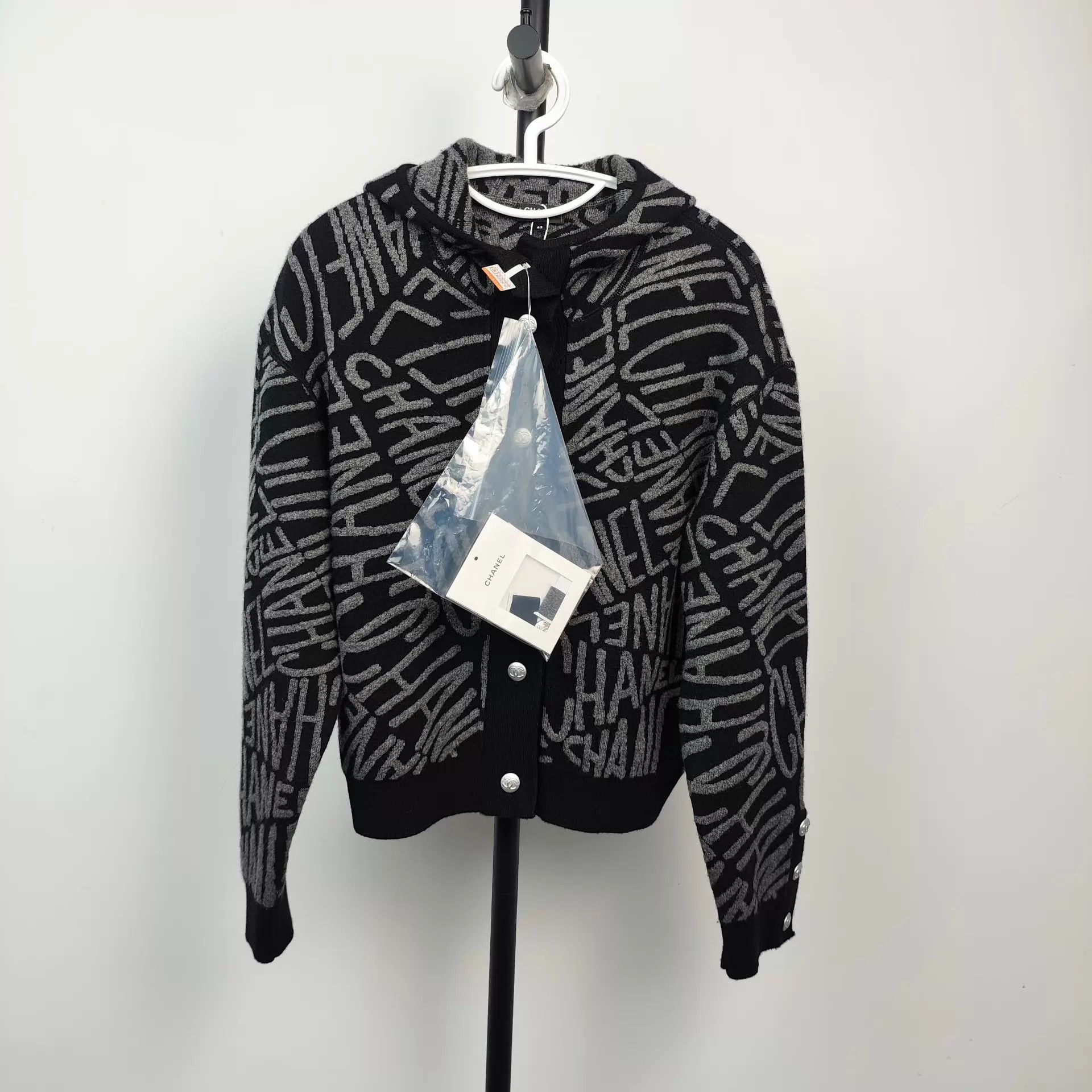 Chanel Chanel Women's 21N Cotton All-Over Print Black Sweater 42 Size M / US 6-8 / IT 42-44 - 1 Thumbnail