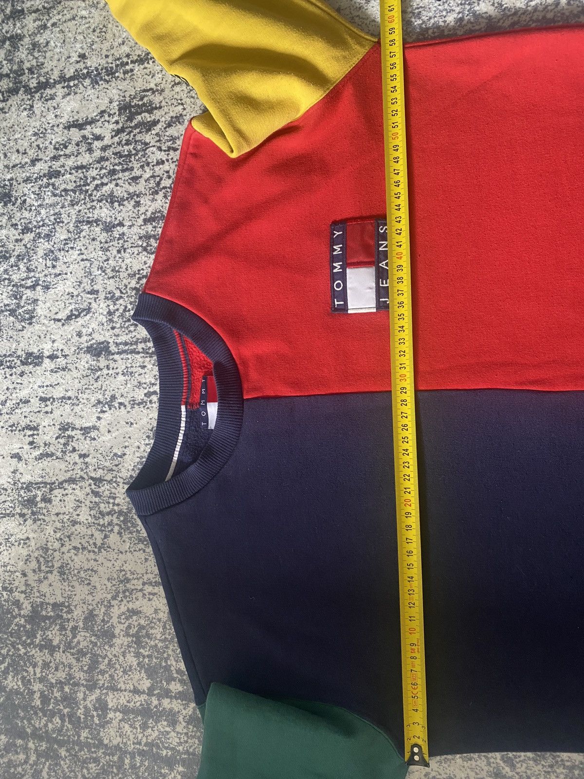 Tommy Hilfiger Tommy hilfiger with big logo on sleeve vintage style Size US L / EU 52-54 / 3 - 7 Thumbnail