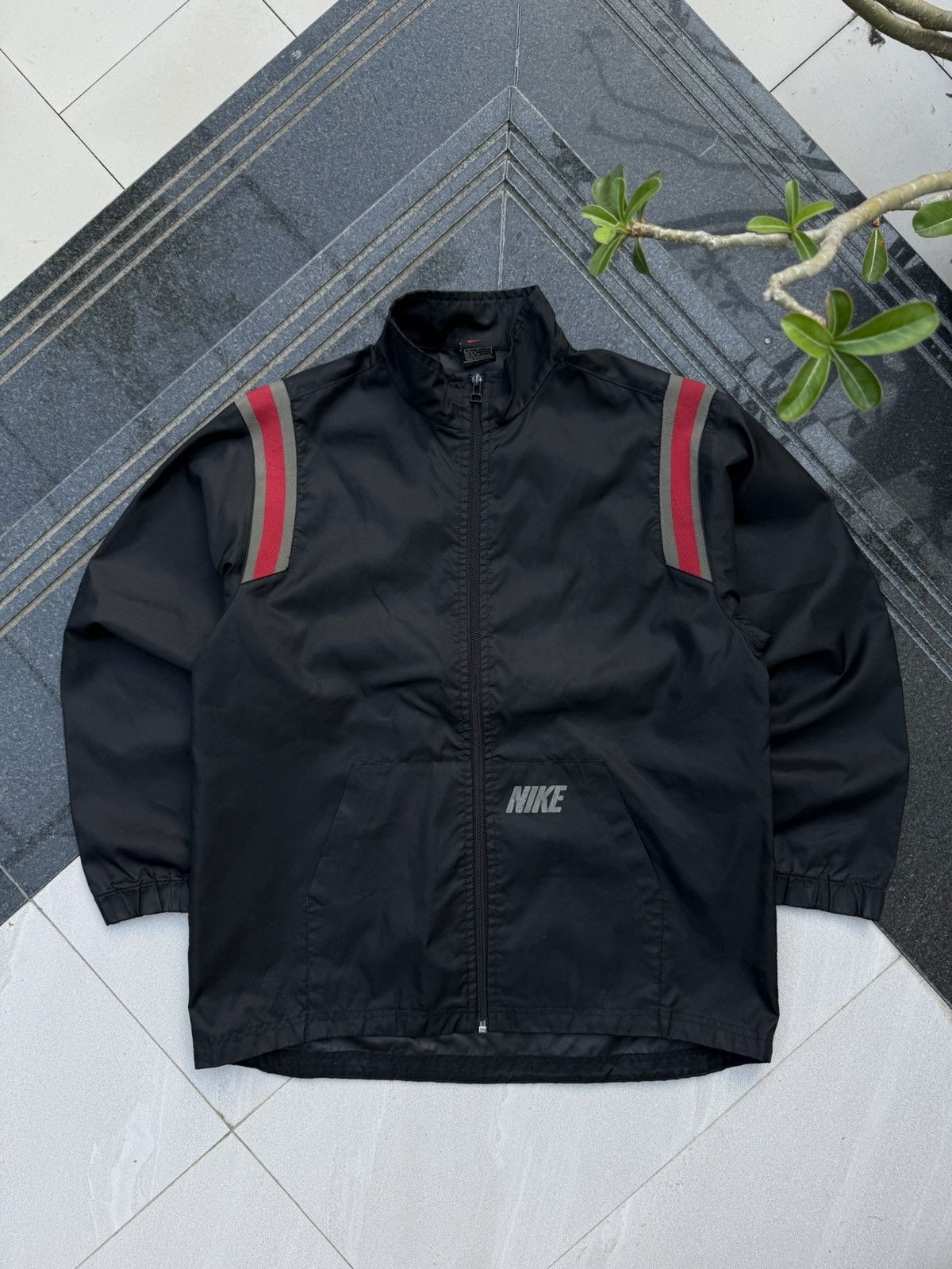 Nike 90’s NIKE RARE SWOOSH LOGO Y2K RETROVINTAGE NYLON ZIP JACKET Size US L / EU 52-54 / 3 - 1 Thumbnail