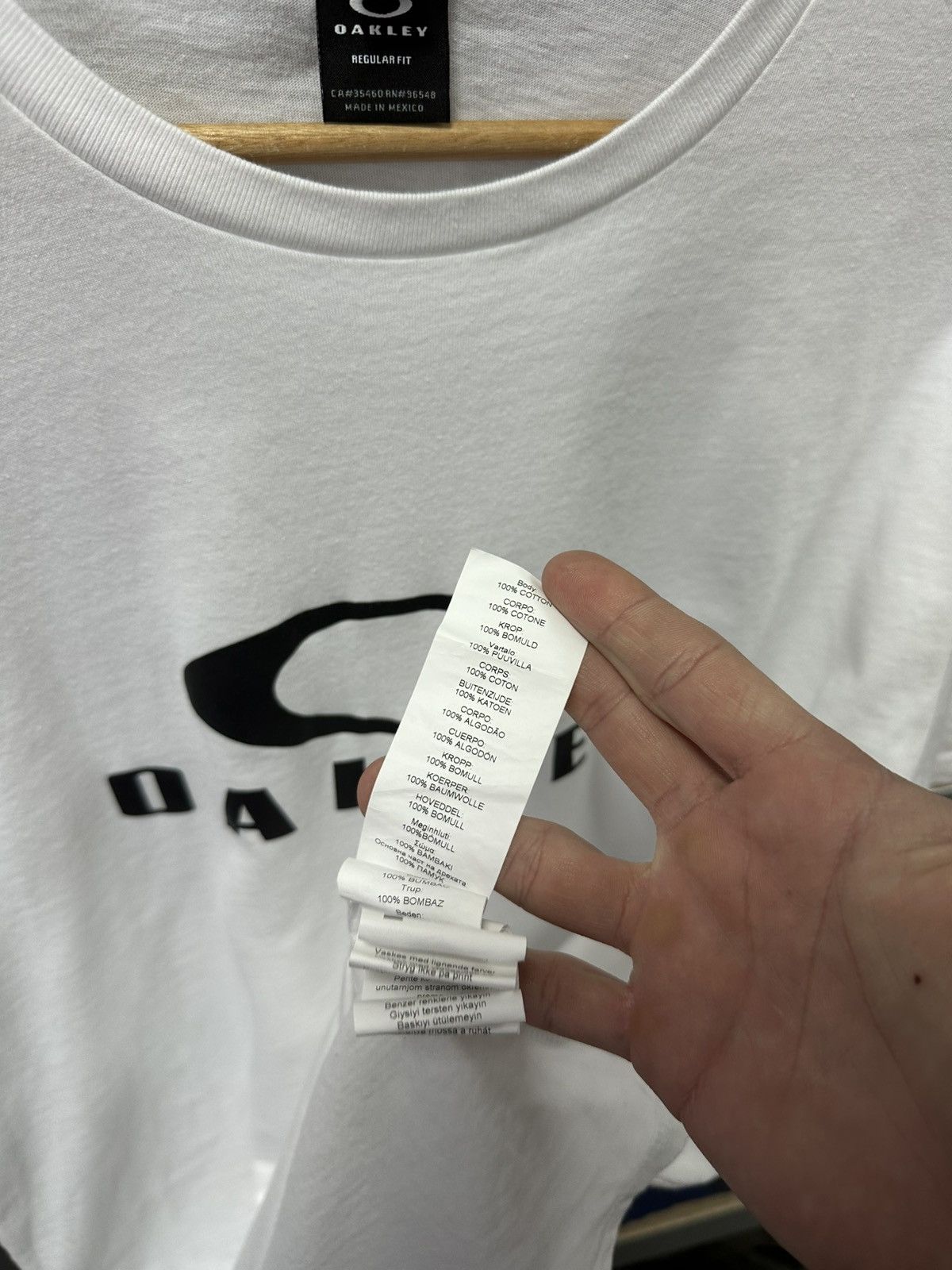 Oakley Vintage Oakley T-Shirt Big Logo Outdoor Japanese White Tee Size US L / EU 52-54 / 3 - 13 Thumbnail