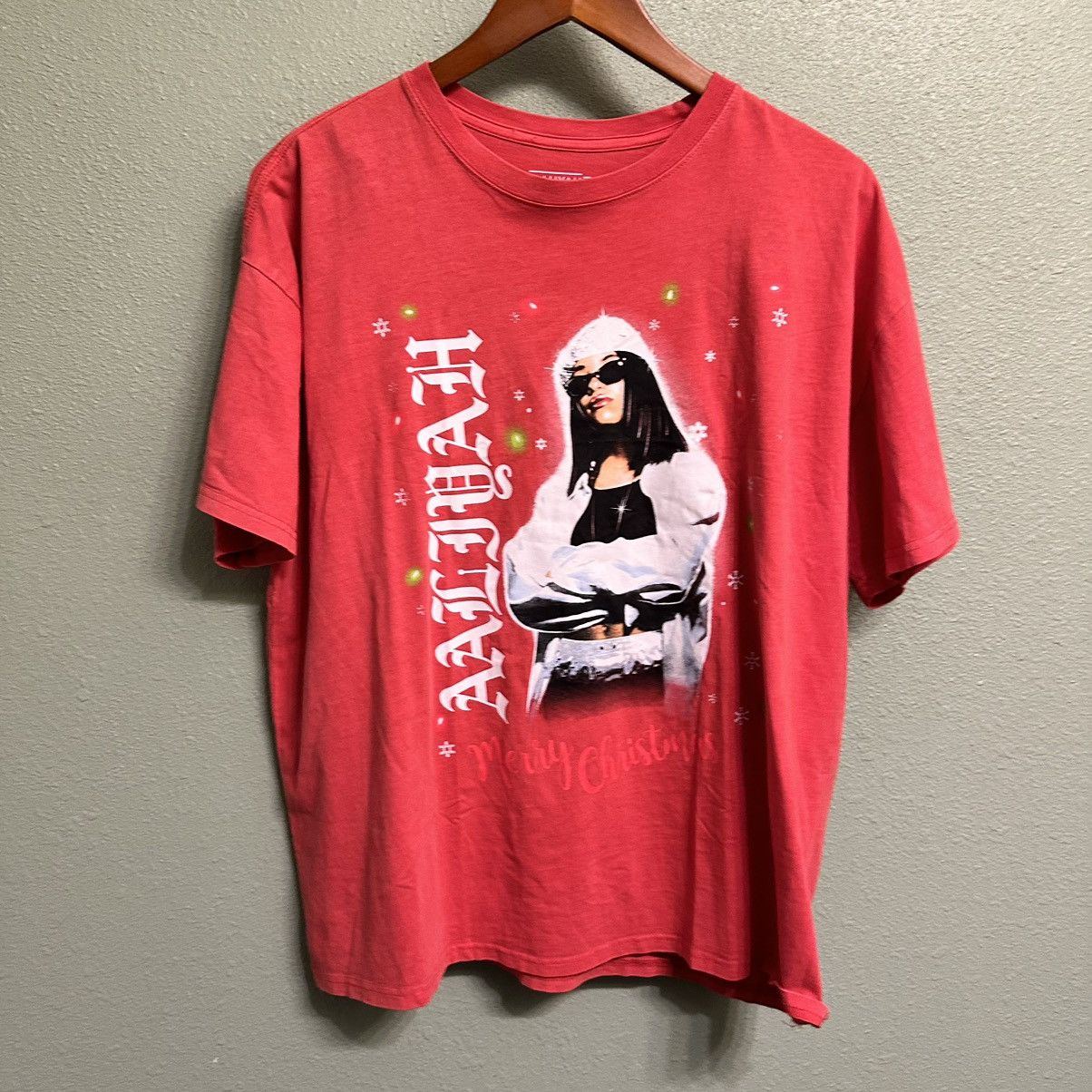 Vintage Red Aaliyah Christmas tee Size US XL / EU 56 / 4 - 1 Thumbnail