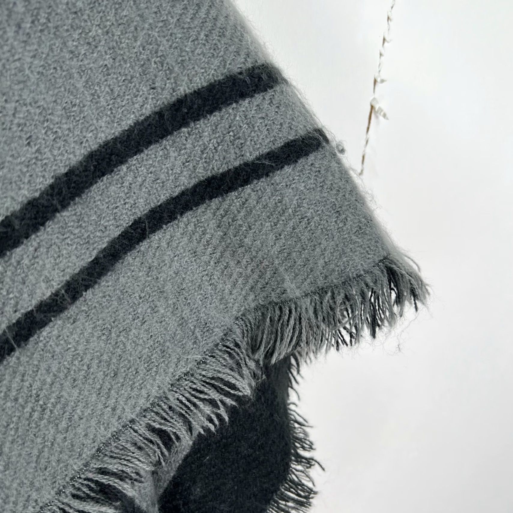 Vintage Geometric Black Cat Poncho Shrug Women Large Gray Acrylic Wool Blend Fringed 80s Size ONE SIZE - 2 Thumbnail