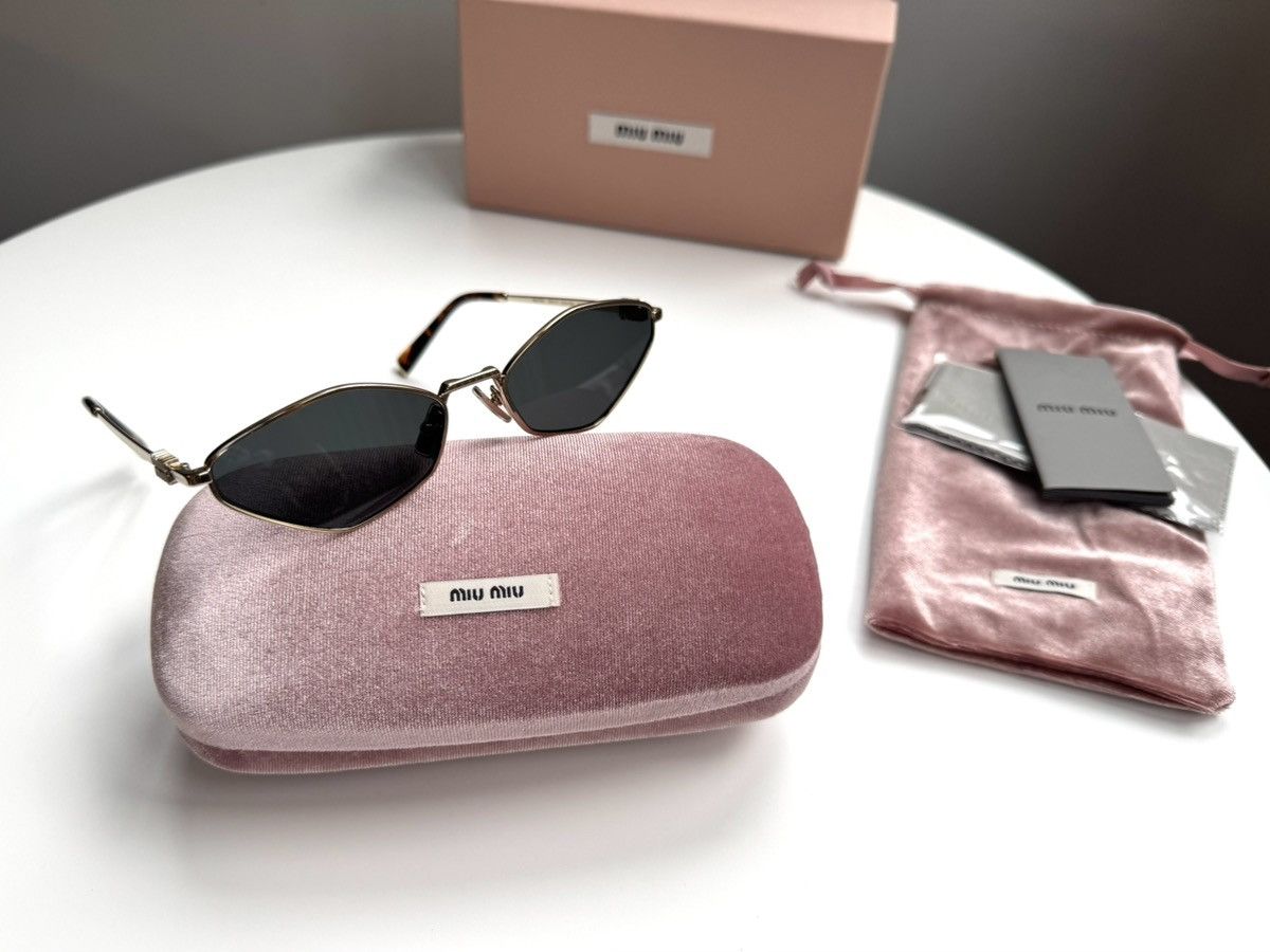 最前線の Miu Miu SMU sunglasses Miu Miu NEW Vintage × Streetwear × 財布・ケース・小物入れ