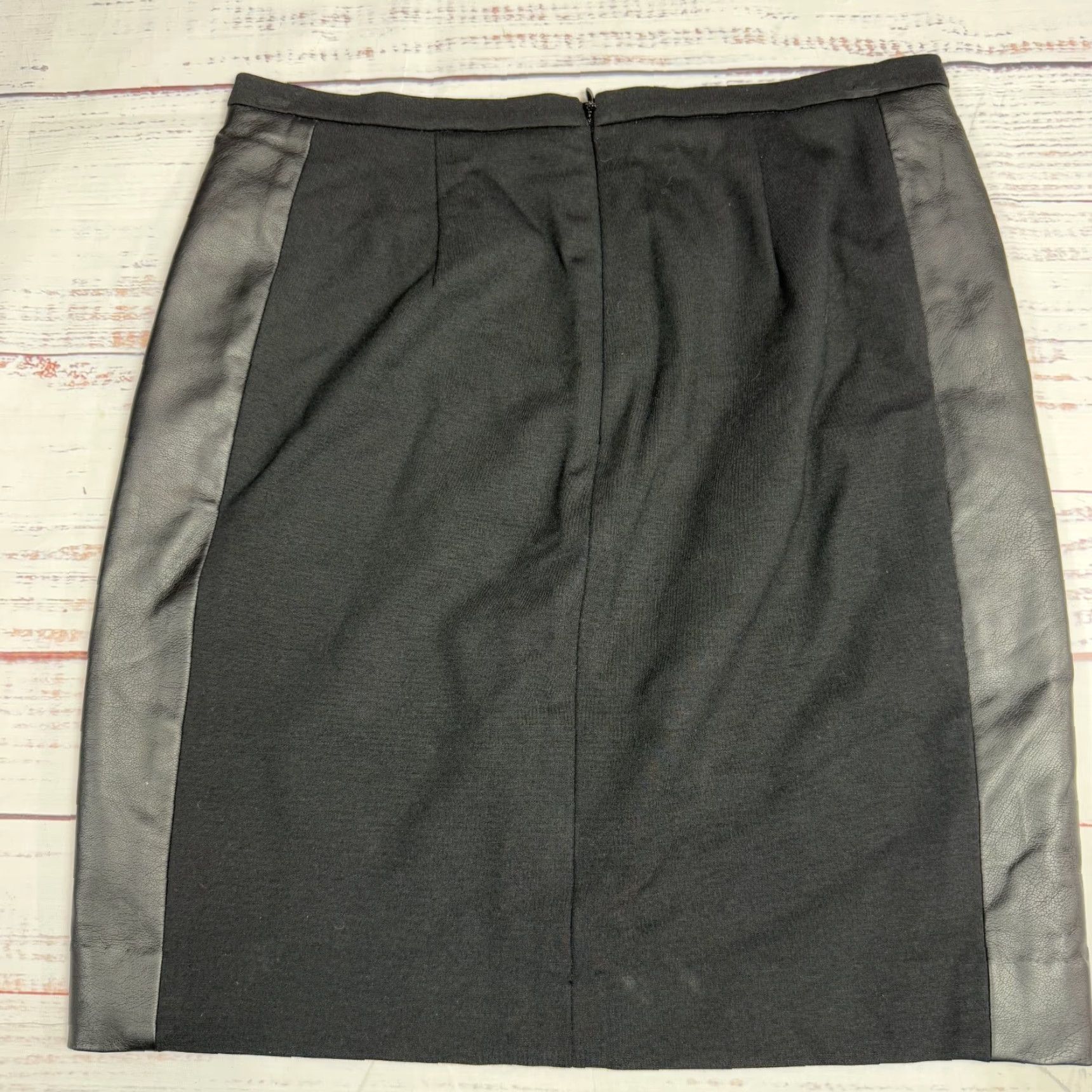 Ann Taylor Ann Taylor Black Mini Skirt Side Faux Leather Trim Lined Size 0 Womens Size 25" / US 0 / IT 36 - 4 Thumbnail