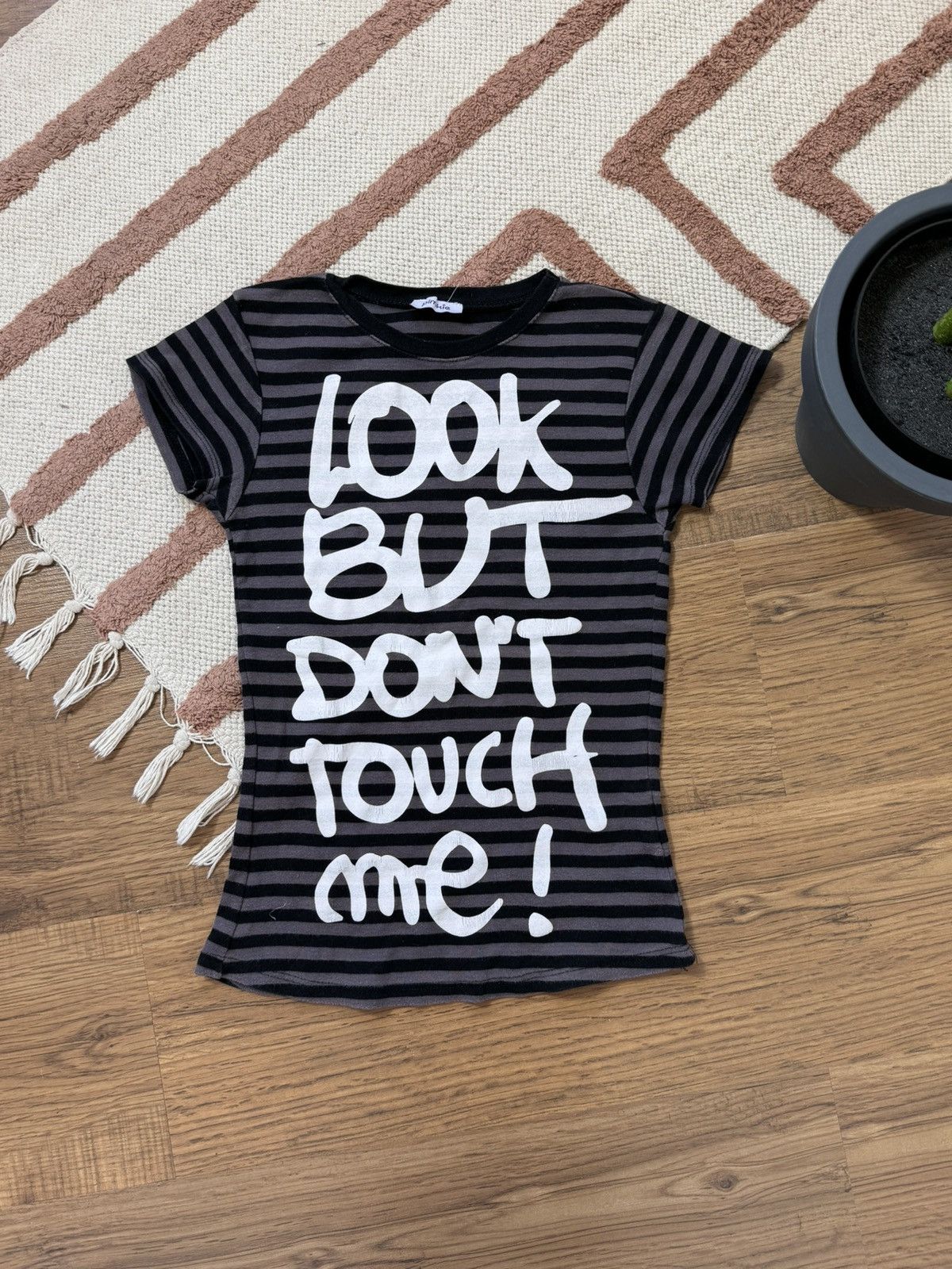 Vintage VINTAGE HUMOUR 2000s “LOOK BUT DONT TOUCH ME” TEE SHIRT Size S / US 4 / IT 40 - 1 Thumbnail