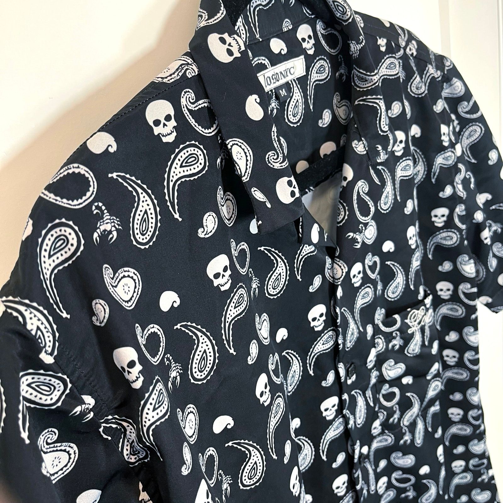 Other •NWOT• ISOSNYC Silk Black w/ skulls paisley button up Medium Size US M / EU 48-50 / 2 - 4 Thumbnail