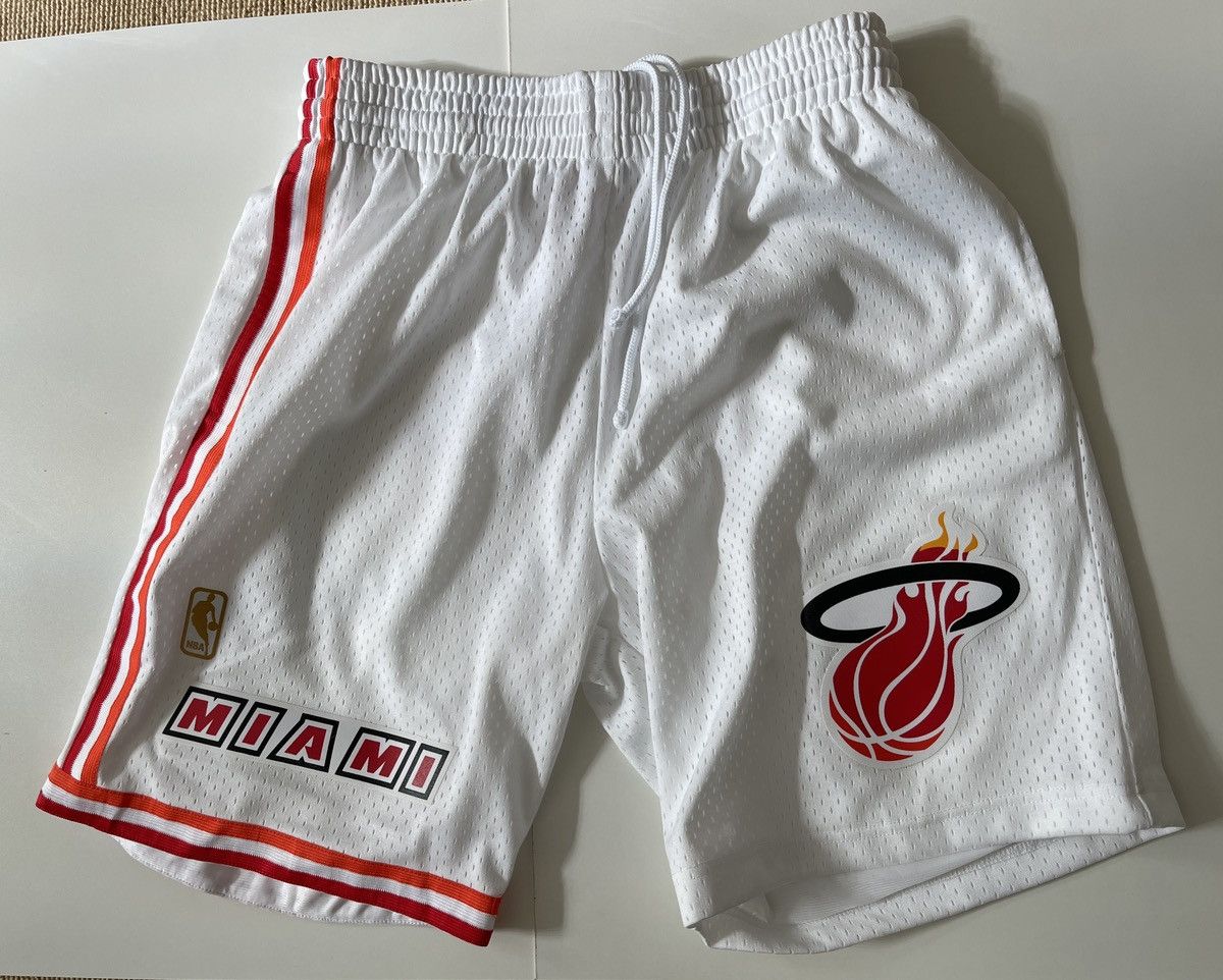 Mitchell & Ness Mitchell & Ness Miami Heat Shorts Size US 38 / EU 54 - 1 Thumbnail