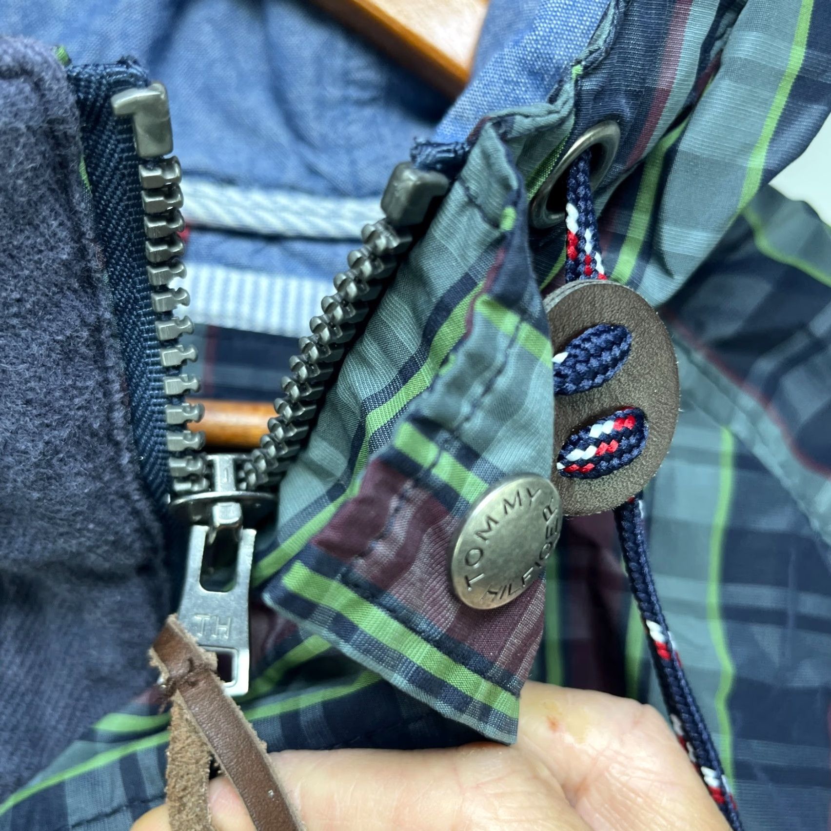 Tommy Hilfiger VINTAGE Tommy Hilfiger Windbreaker Jacket XL Women's Plaid Blue 90s Logo ZIP Packable Regular Casual Windbreaker Jacket Women Mens? Size XL / US 12-14 / IT 48-50 - 4 Thumbnail