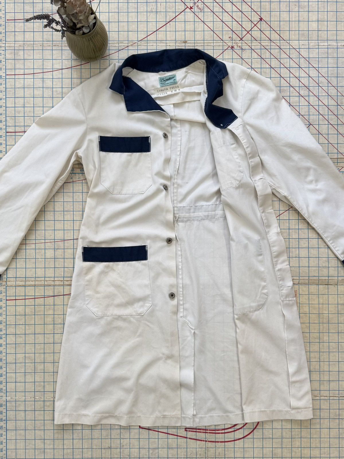 Other × Vintage Vintage Lab Coat White With Navy Trim Fits Medium Size US M / EU 48-50 / 2 - 8 Thumbnail
