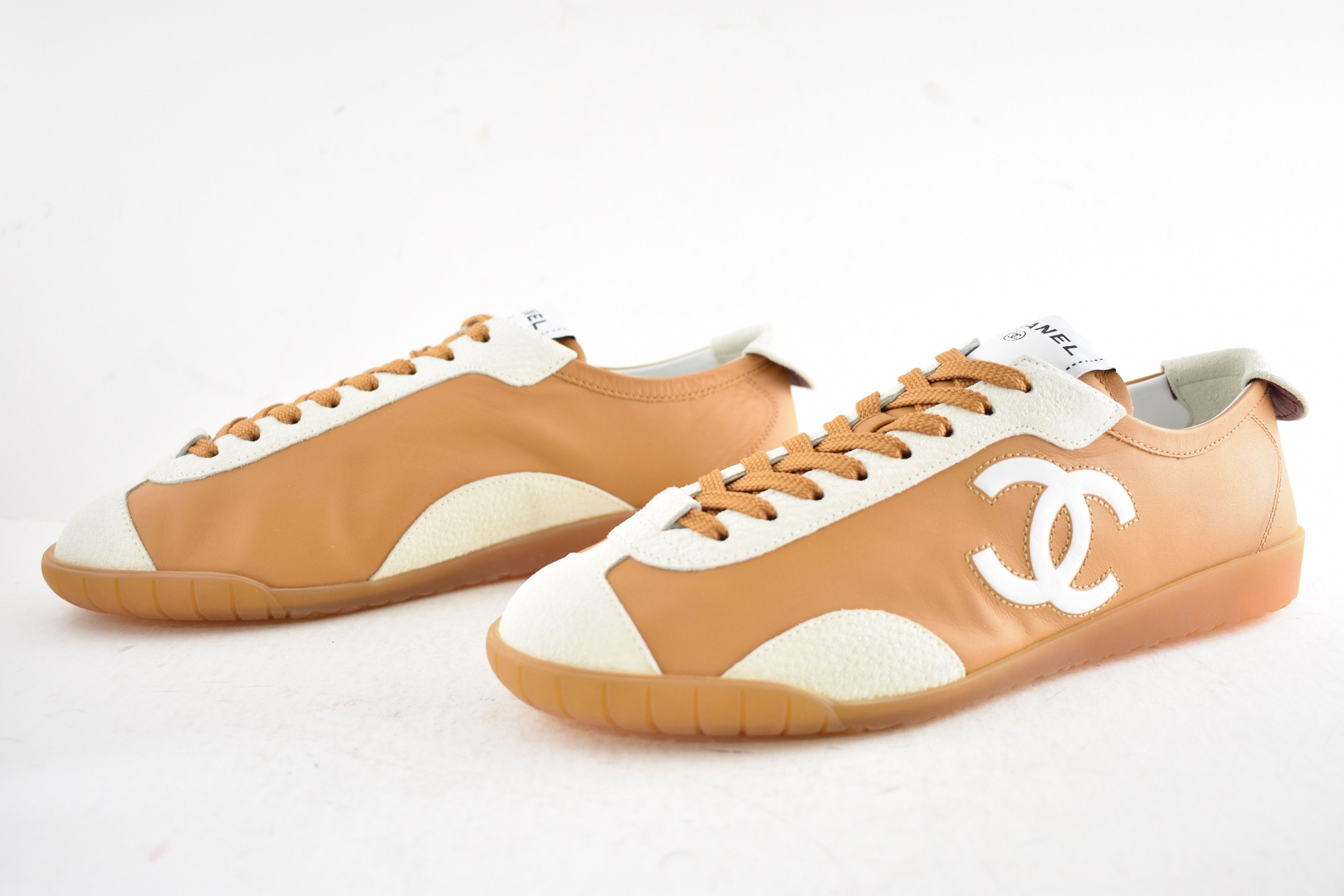 Chanel 26P White Leather Suede CC Logo Runner Trainer Sneaker 39.5 Size US 9.5 / IT 39.5 - 15 Thumbnail