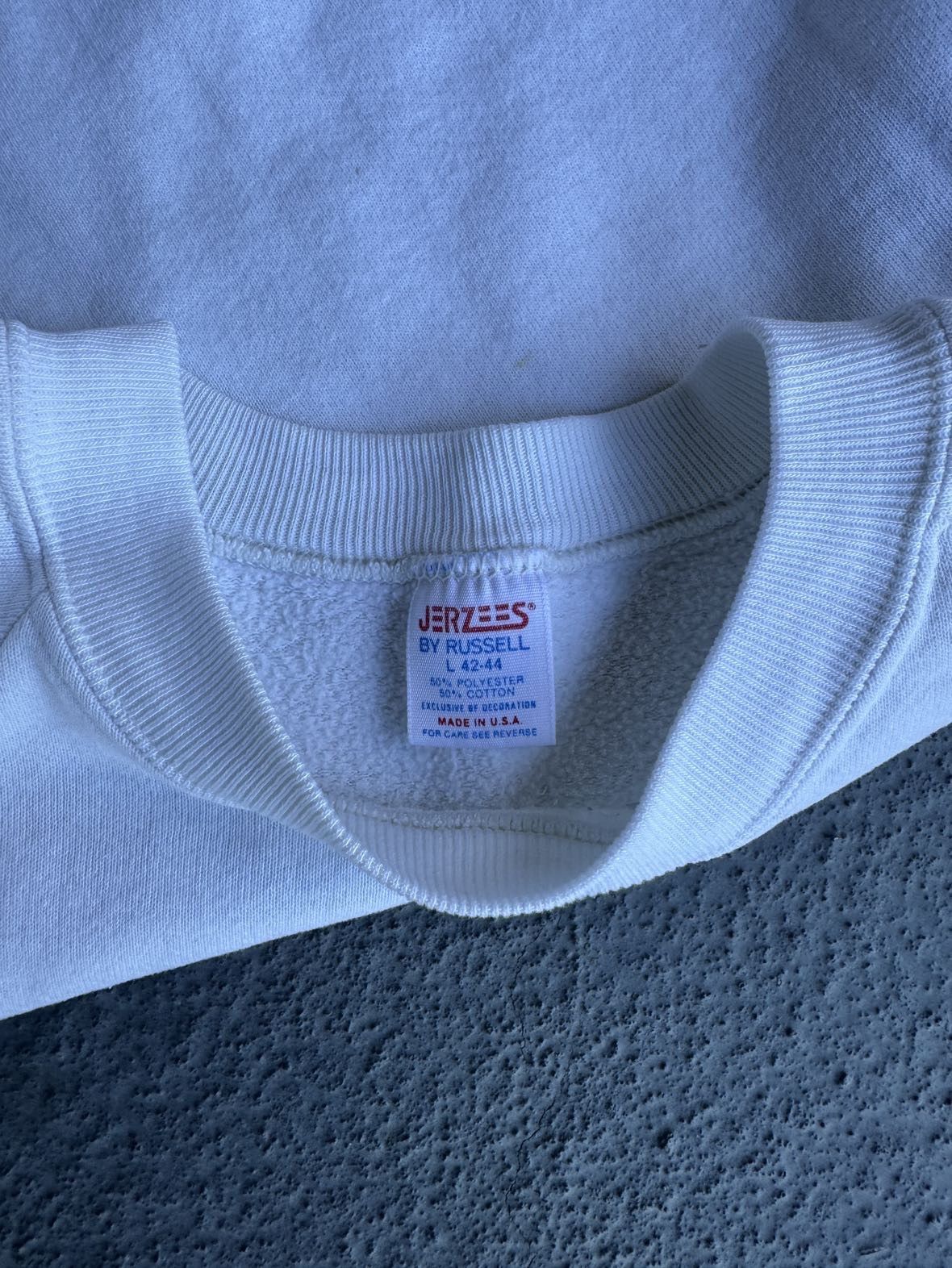 Other × Vintage Vintage Jerzees Men’s White and Red Sweater Size US L / EU 52-54 / 3 - 6 Thumbnail