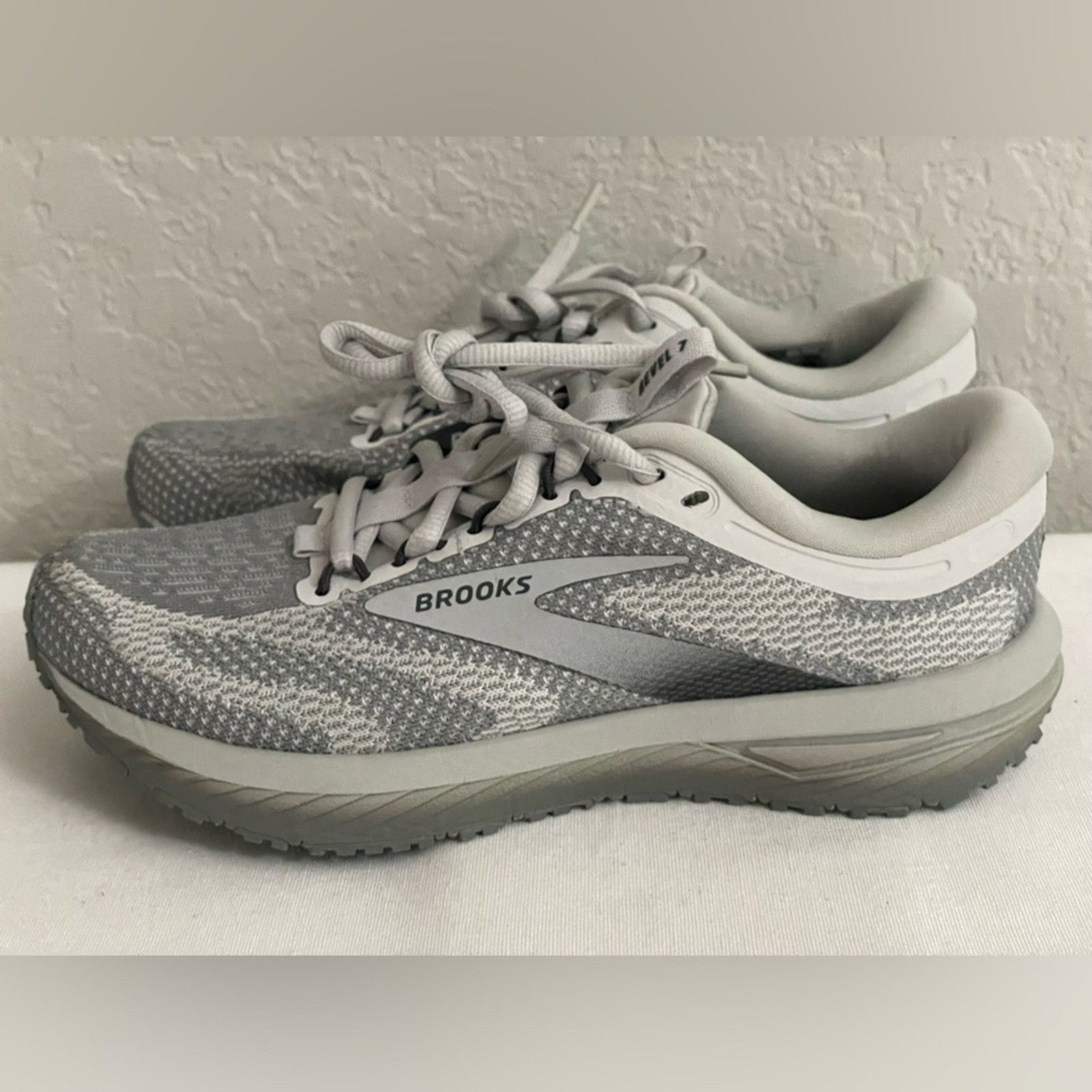 Brooks Brooks Revel 7 Neutral Running Shoe Oyster Gray Womens 6 Size US 6 / IT 36 - 3 Thumbnail