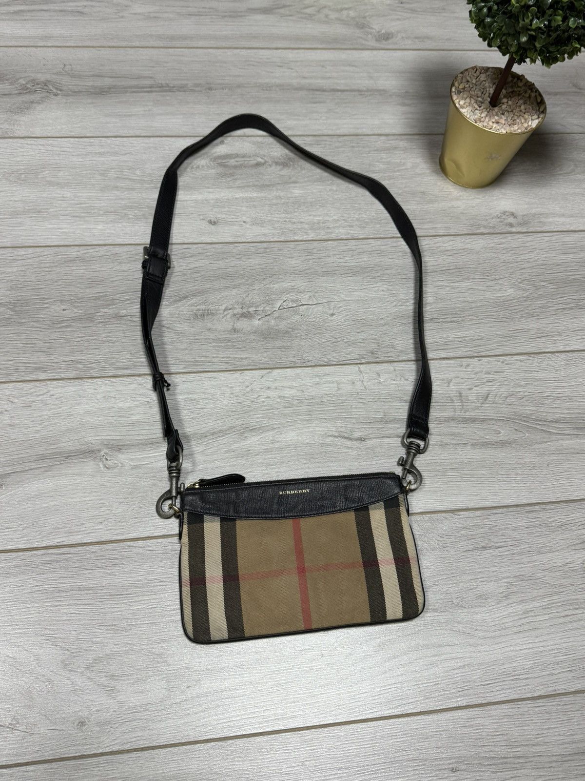 Burberry Burberry nova check leather bag pouch crossbody Size ONE SIZE - 1 Thumbnail