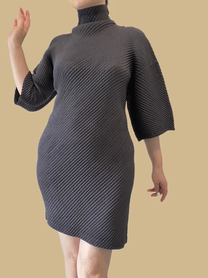 Issey Miyake Issey Miyake A dark grey main line fish-scale pleated dres Size M / US 6-8 / IT 42-44 - 1 Thumbnail