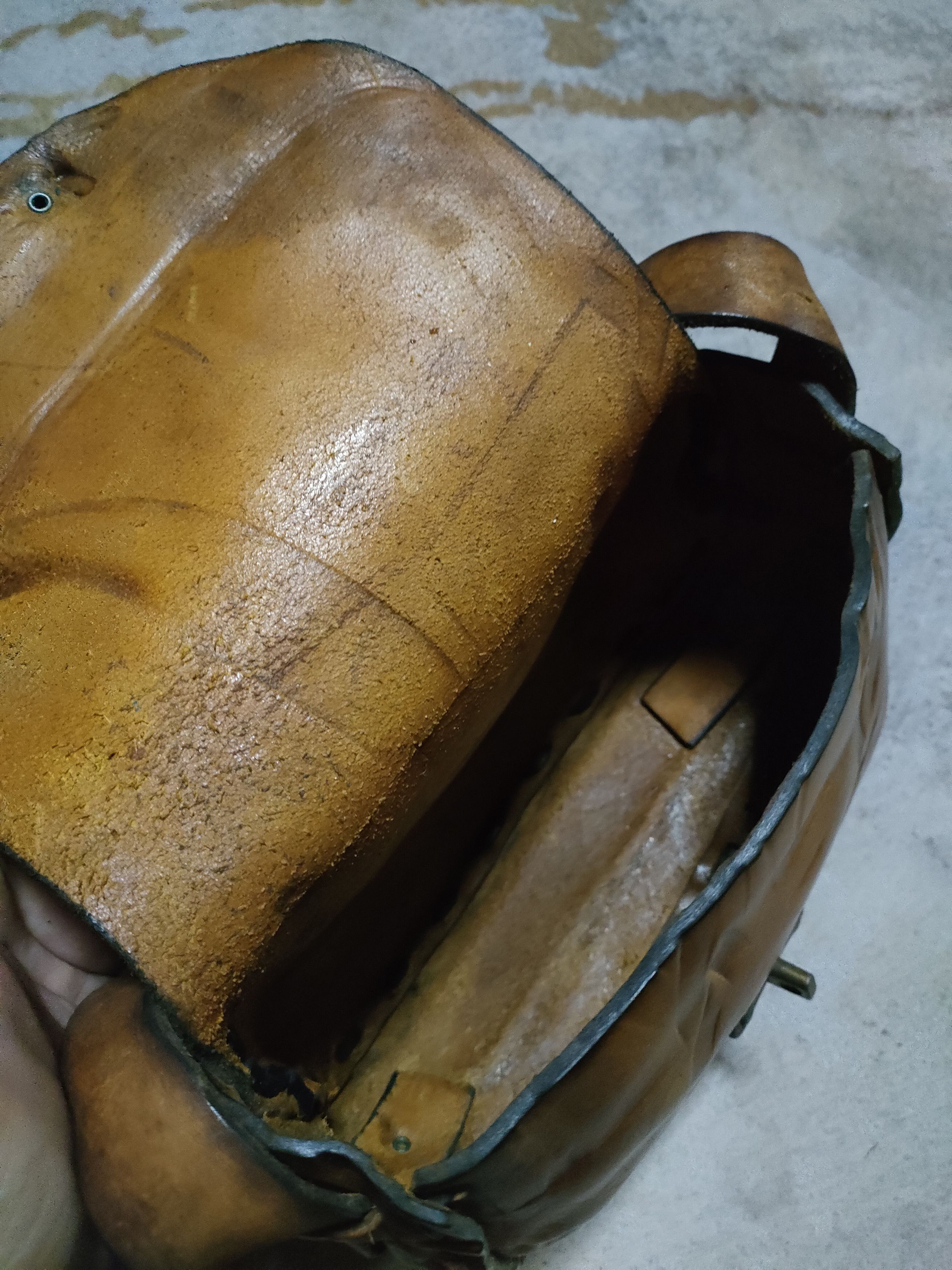 Genuine Leather × Handmade × Vintage Vintage Leather Slingbag Size ONE SIZE - 2 Thumbnail