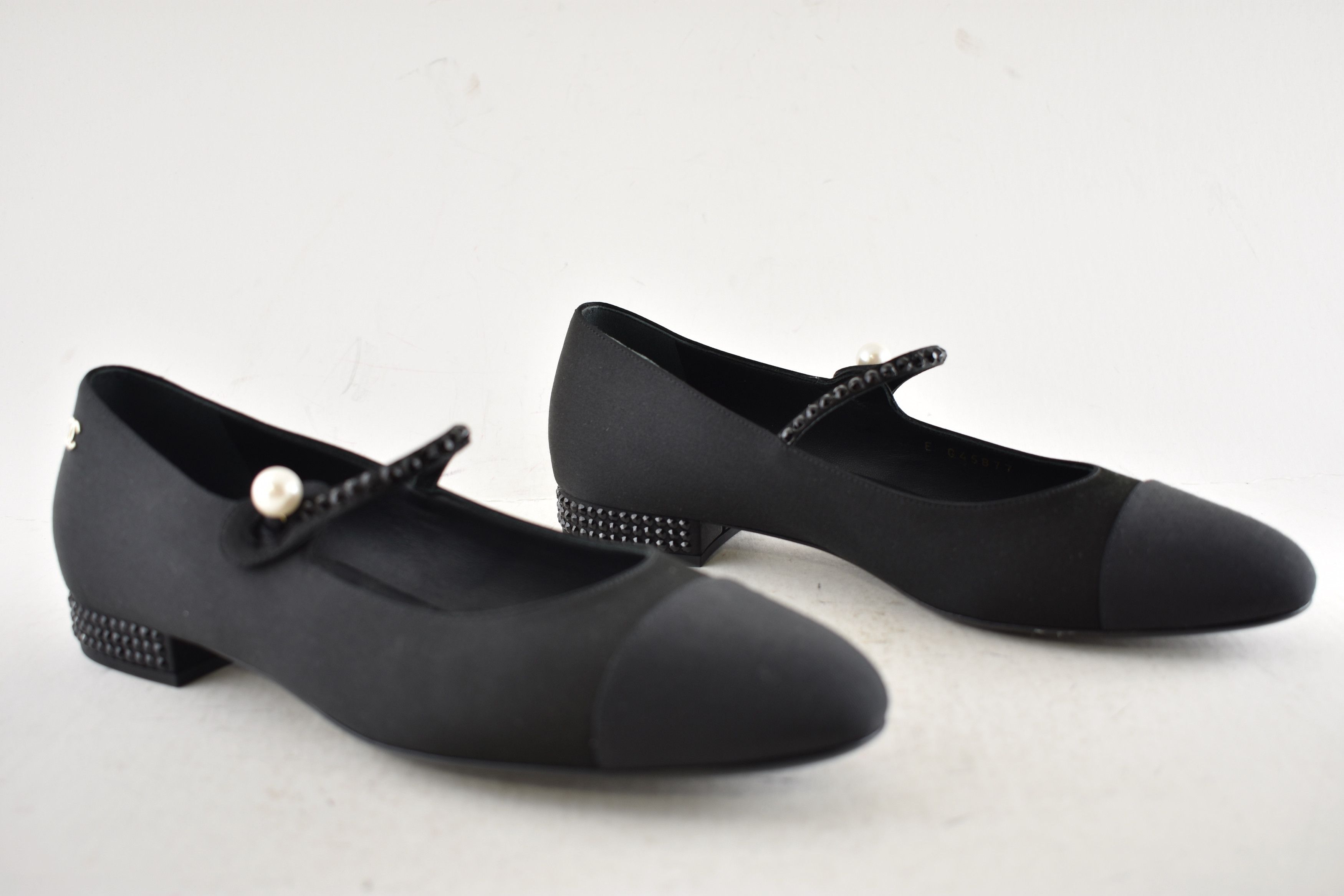 Chanel Chanel 24B Crystal CC Logo Mary Jane Strap Ballet Flat 37 Size US 7 / IT 37 - 4 Thumbnail