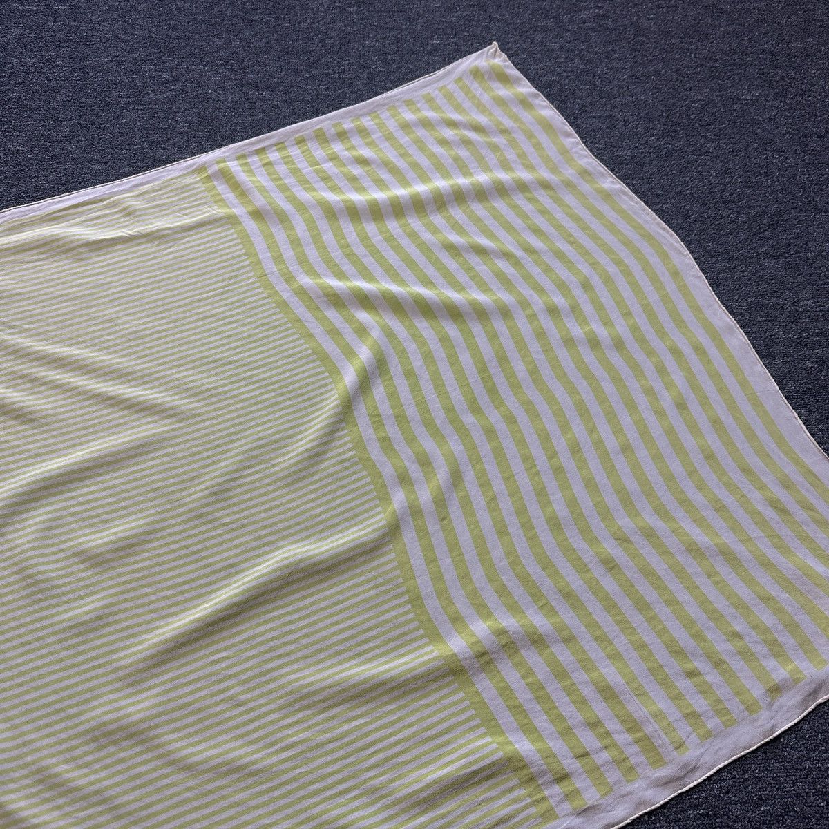 Yves Saint Laurent BIG SILK YSL YVES SAINT LAURENT 90S OLD MONEY Size ONE SIZE - 6 Thumbnail