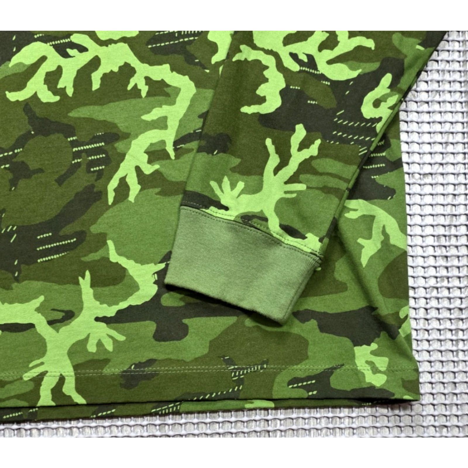 Nike VINTAGE Nike North Carolina UNC Camo Mens L Long Sleeve Tee Crew Neck Shirt Green NWT Size US L / EU 52-54 / 3 - 4 Thumbnail