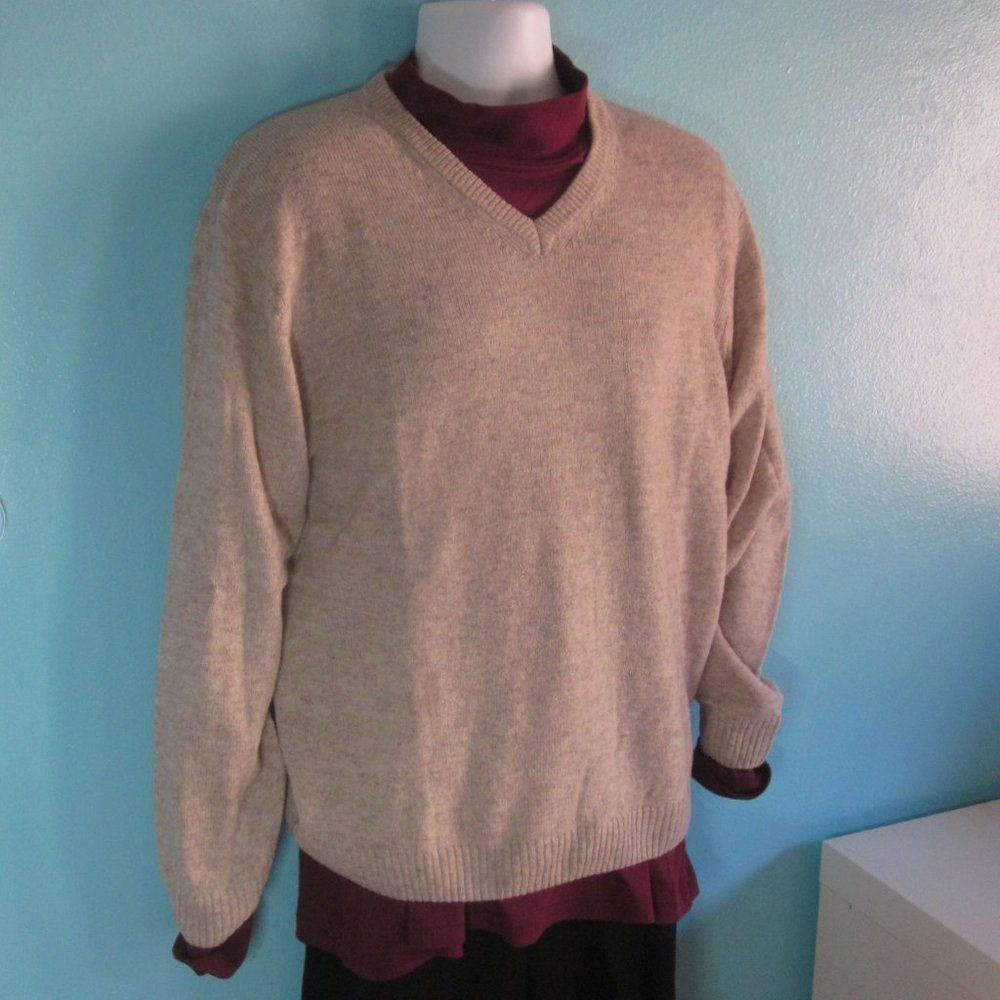 Aran Crafts Wool V-Neck Sweater Mens Size L Lambswool Size US L / EU 52-54 / 3 - 2 Thumbnail