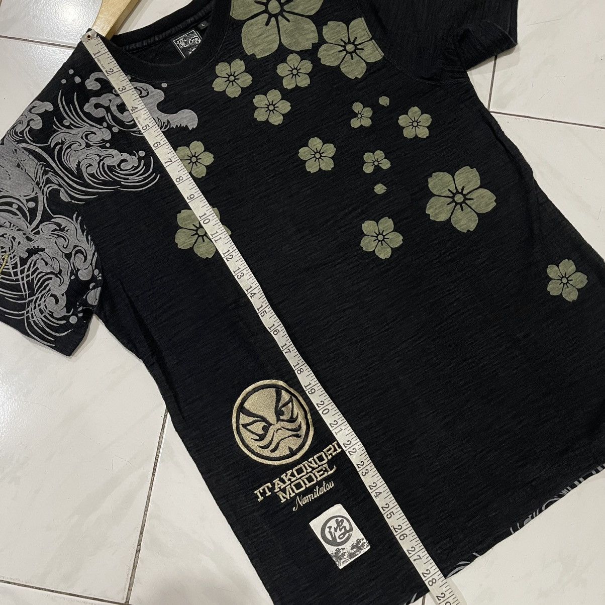 Kamakura Sukajan namiwa nottemo nomareruna tee Size US L / EU 52-54 / 3 - 12 Thumbnail