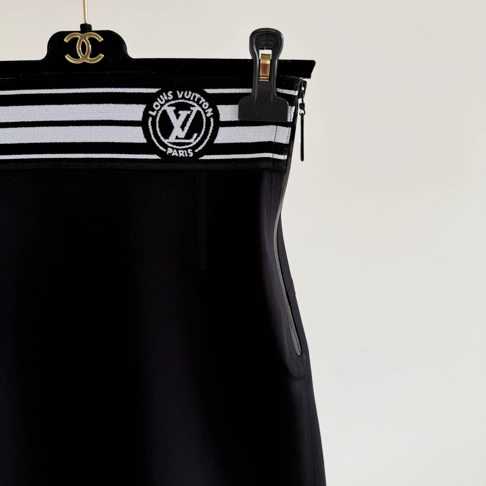 Louis Vuitton Louis Vuitton Black Short Skirt women's 38 6121 Size 27" / US 4 / IT 40 - 3 Thumbnail