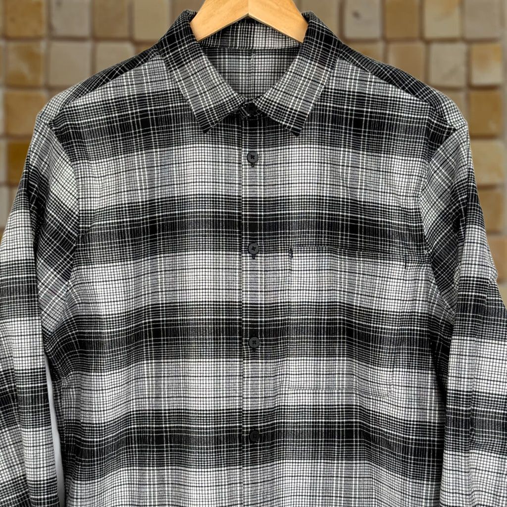 Lululemon Lululemon Mens Small Masons Peak Flannel Shirt Black White Plaid Long Sleeve Button-Up Casual Workwear 2010s Outdoor Mens Size US S / EU 44-46 / 1 - 1 Thumbnail