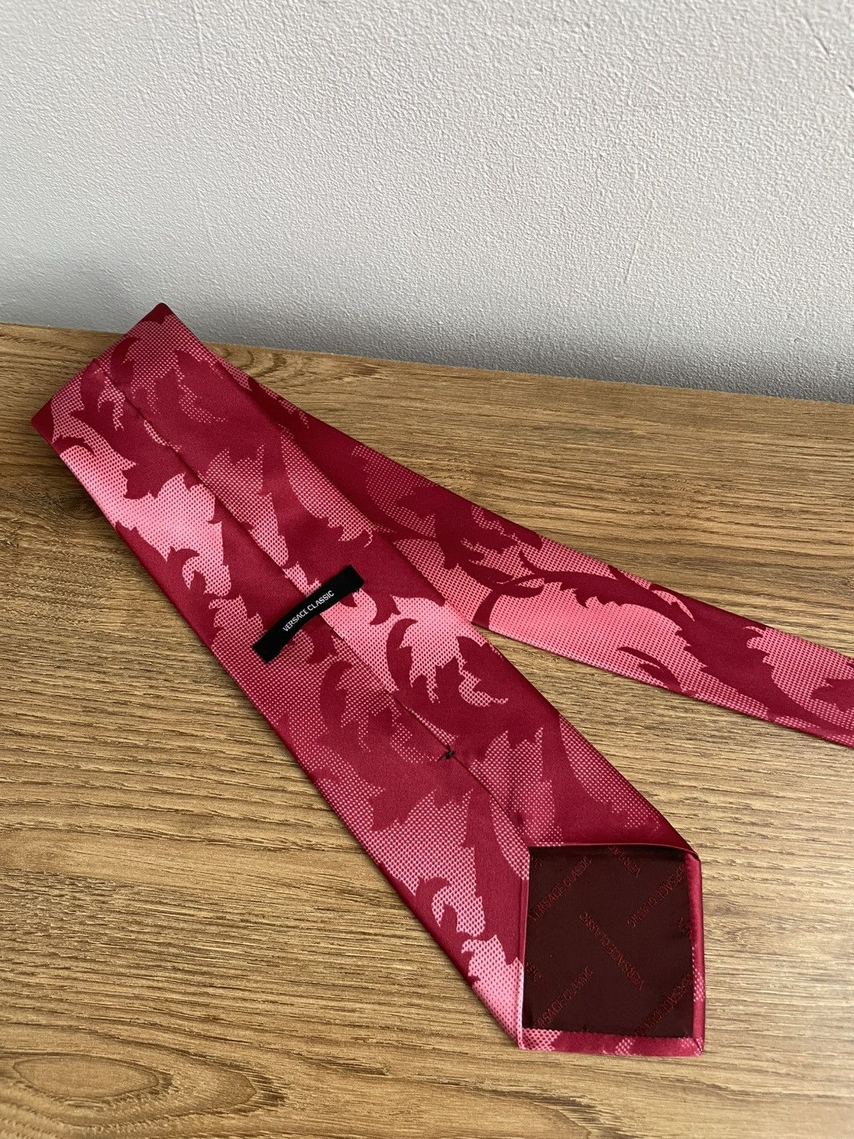 Versace RARE VERSACE Classic Red Silk Tie Printed Logo Abstract Size ONE SIZE - 3 Thumbnail