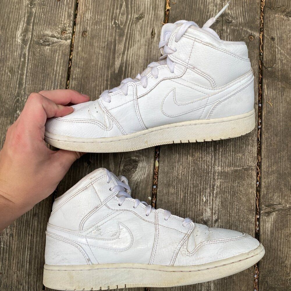 Jordan Brand Nike Air Jordan 1 Retro Mid Triple White Size 7 Size US 7 / EU 40 - 4 Thumbnail