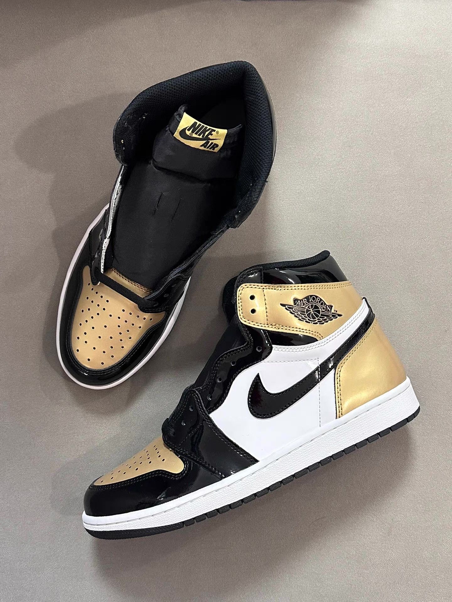 Nike AJ1 Black Gold Toe Ｑ20 Size US 10 / EU 43 - 1 Thumbnail