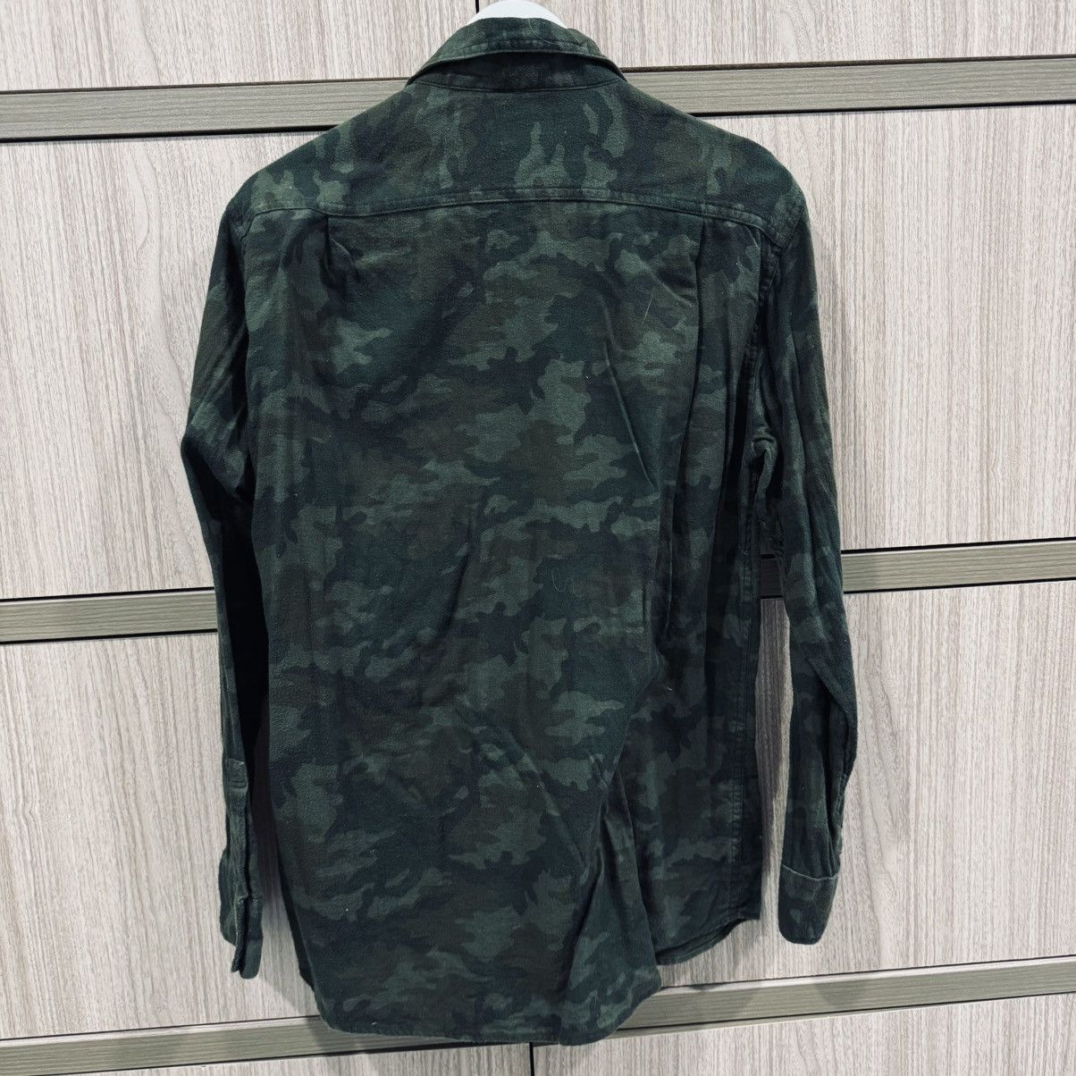 Uniqlo Uniqlo Button Up Camo Shirt Size US M / EU 48-50 / 2 - 2 Thumbnail
