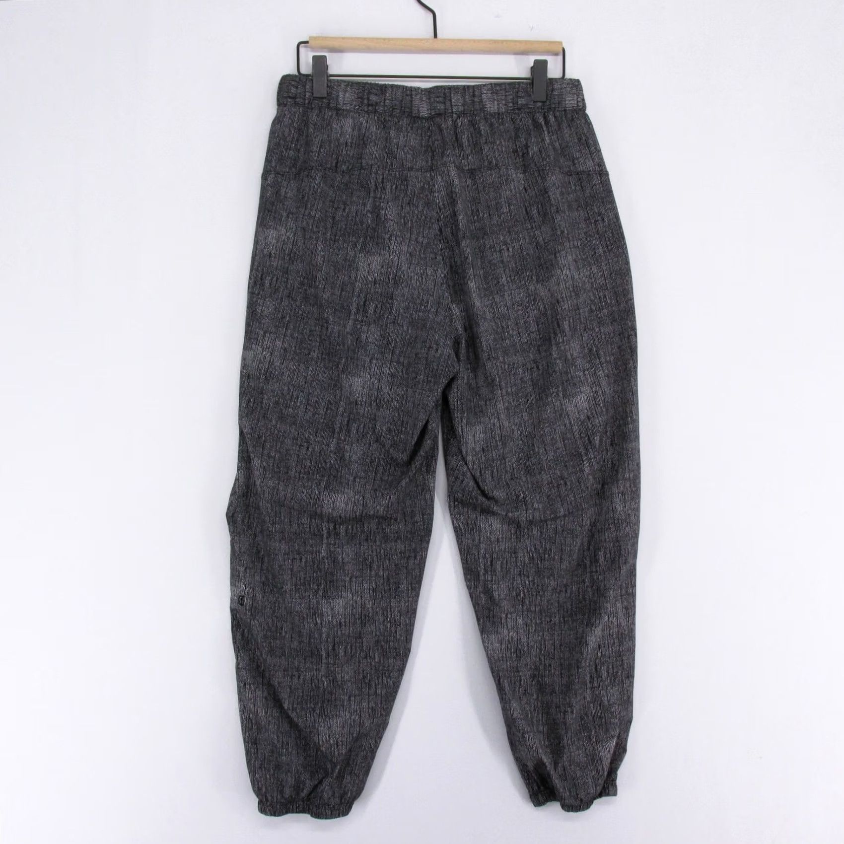 Lululemon Lululemon Joggers Womens 10 Black Print Lightweight Texture Pleated Go City And model Size 32" / US 10 / IT 46 - 3 Thumbnail