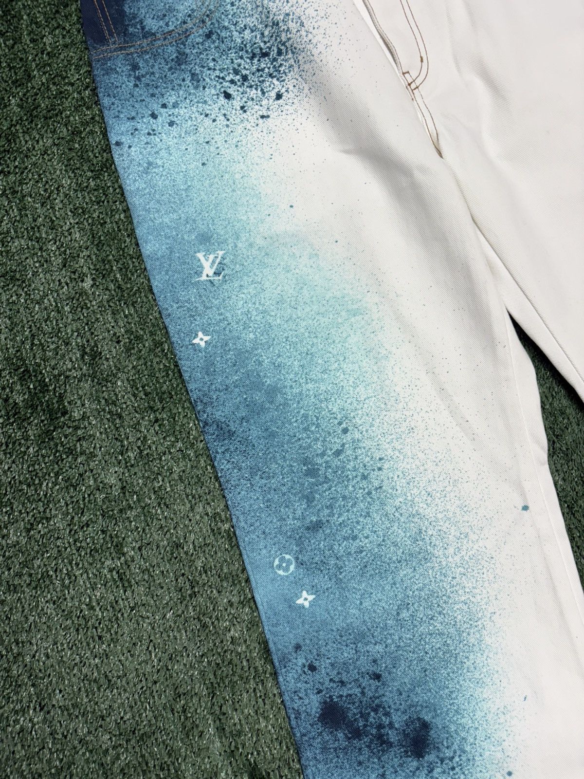 Louis Vuitton Louis Vuitton LV Spray Denim Pants White Blue Jeans Size 38 Size US 38 / EU 54 - 2 Thumbnail