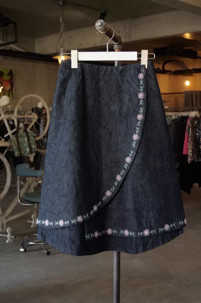 Comme des Garcons Comme Des Garcons size M Flower Beaded Denim Skirt Size 23" - 1 Thumbnail