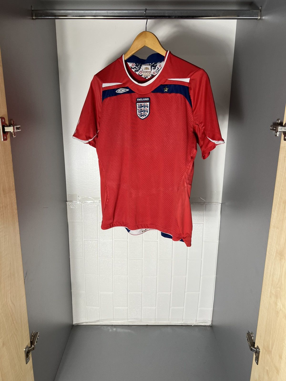 Umbro VINTAGE UMBRO ENGLAND RETRO SOCCER JERSEY MANCHESTER Y2K 90s Size US S / EU 44-46 / 1 - 5 Thumbnail