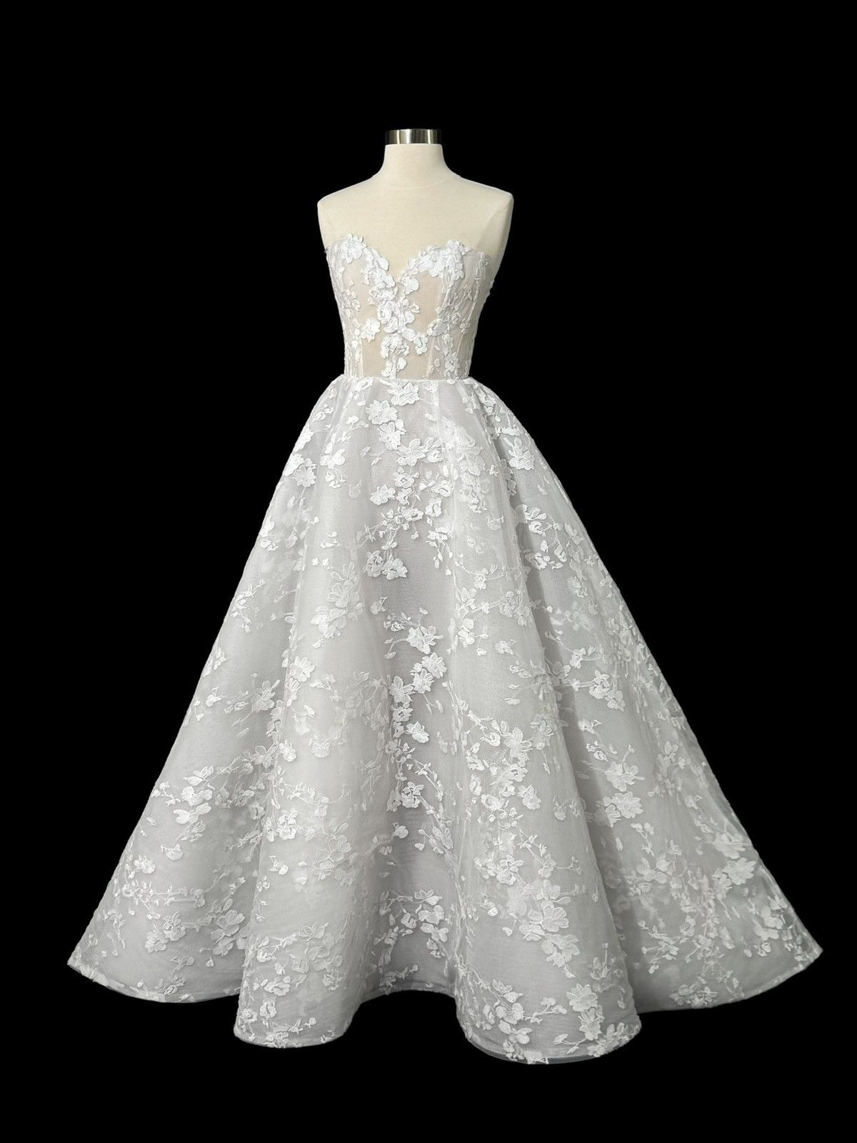 Other Preloved US 6 Anna Augusta Embroidery lace Bridal Gown Size M / US 6-8 / IT 42-44 - 1 Thumbnail