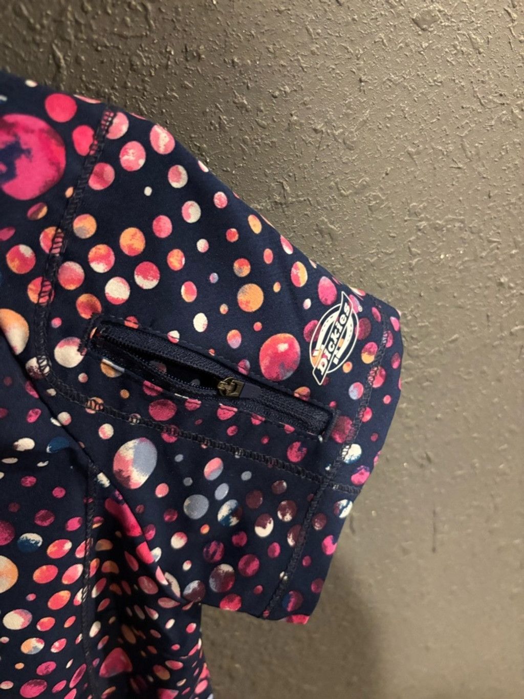 Dickies Dickies Navy Scrub Top with Pink Dot Pattern Size XS / US 0-2 / IT 36-38 - 2 Thumbnail