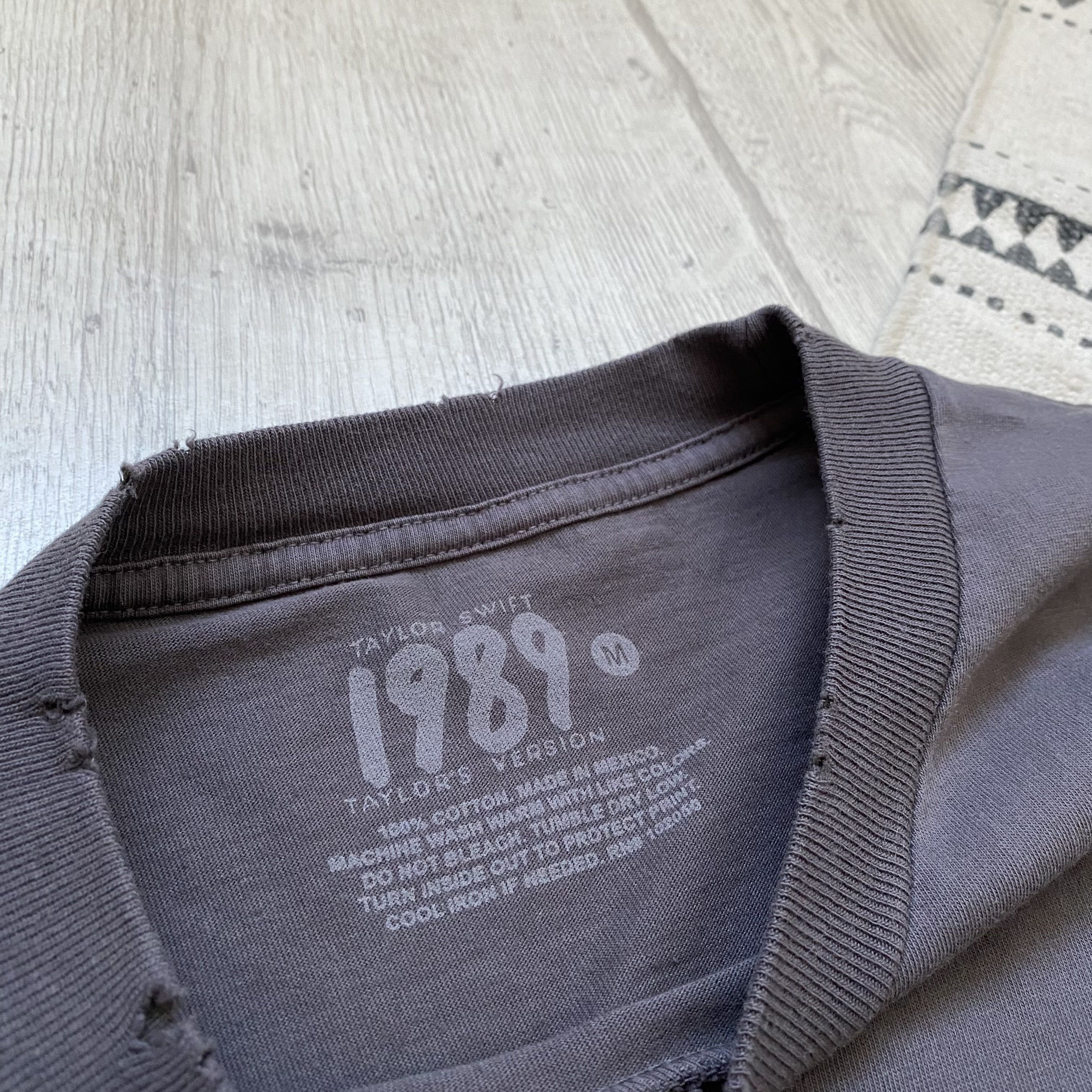 Band Tees 🎤 Distressed Taylor Swift Tee band t-shirt Size US M / EU 48-50 / 2 - 8 Thumbnail