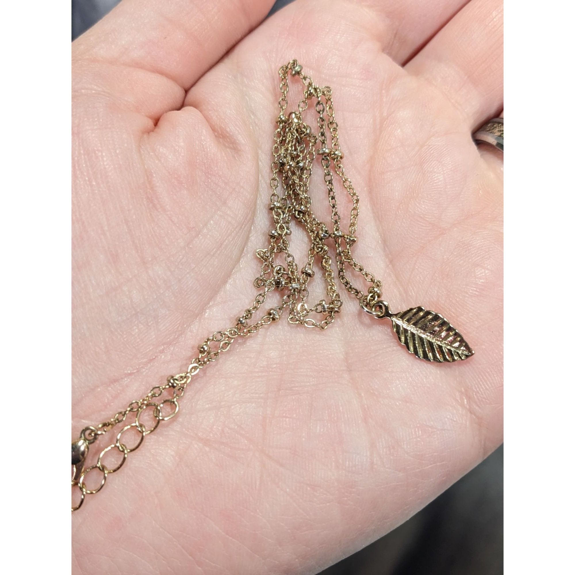 Other Minimalist Leaf Shaped Gold Tone Pendant Necklace Size ONE SIZE - 4 Thumbnail