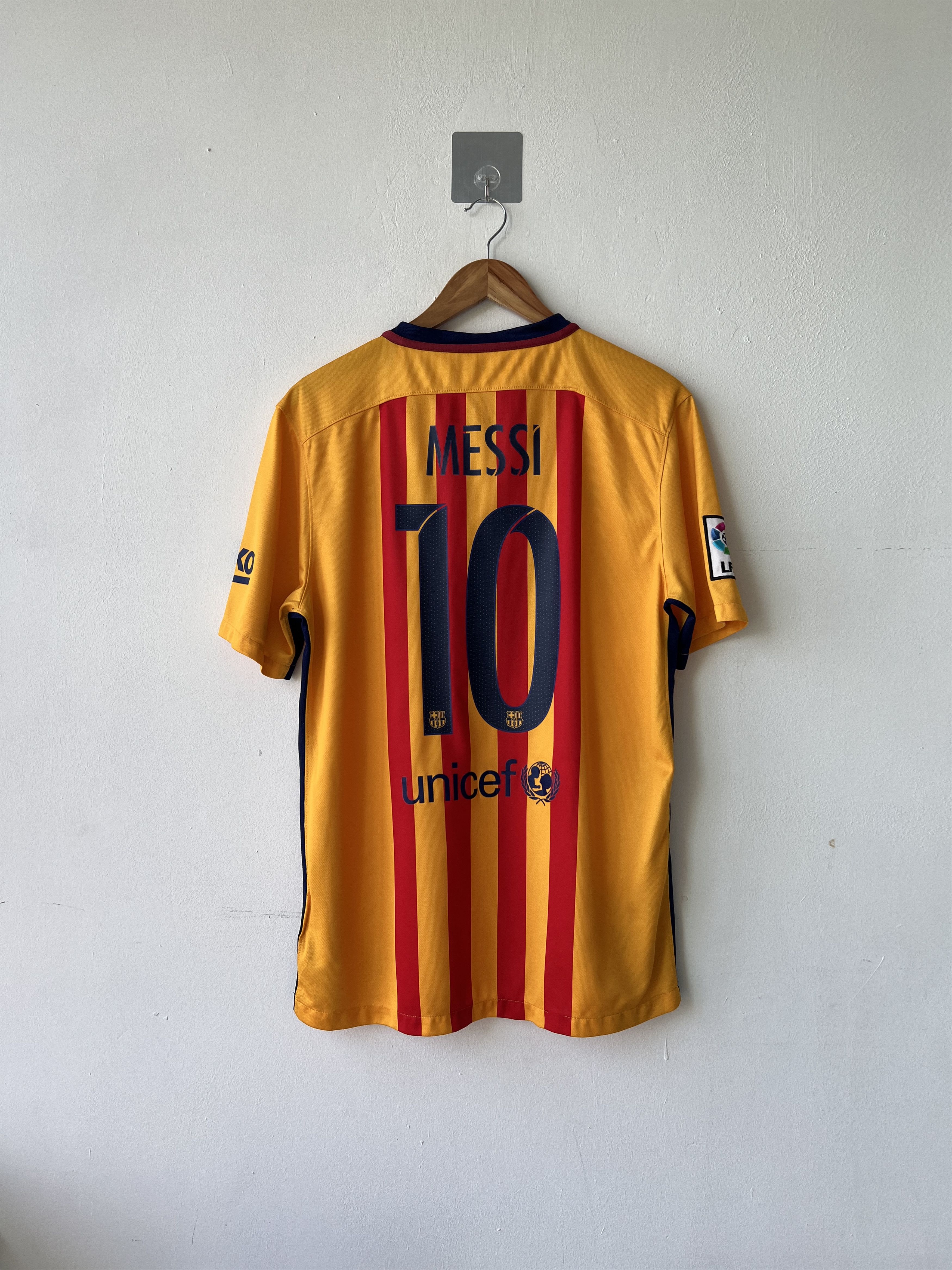 Nike (L) Barcelona 2015-16 Away Shirt Messi #10 Kit Size US L / EU 52-54 / 3 - 1 Thumbnail