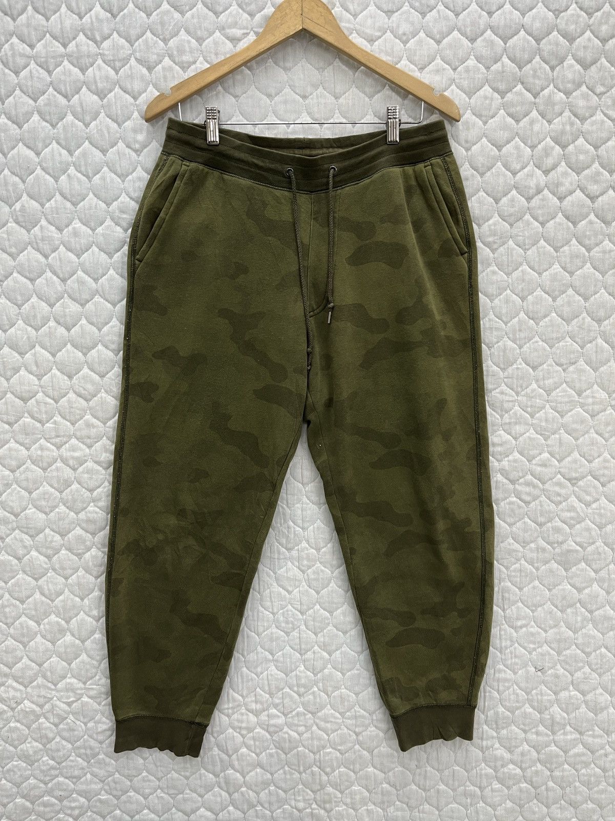 Uniqlo 🔥🔥🔥ARCHIVE UNIQLO CAMOFLAGE SWEATPANTS Size US 34 / EU 50 - 1 Thumbnail