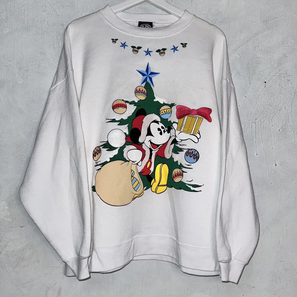 image of Disney x Mickey And Co 24.5X26 Mickey Santa Christmas Crewneck Sweatshirt Puff Pr in White (Size XL