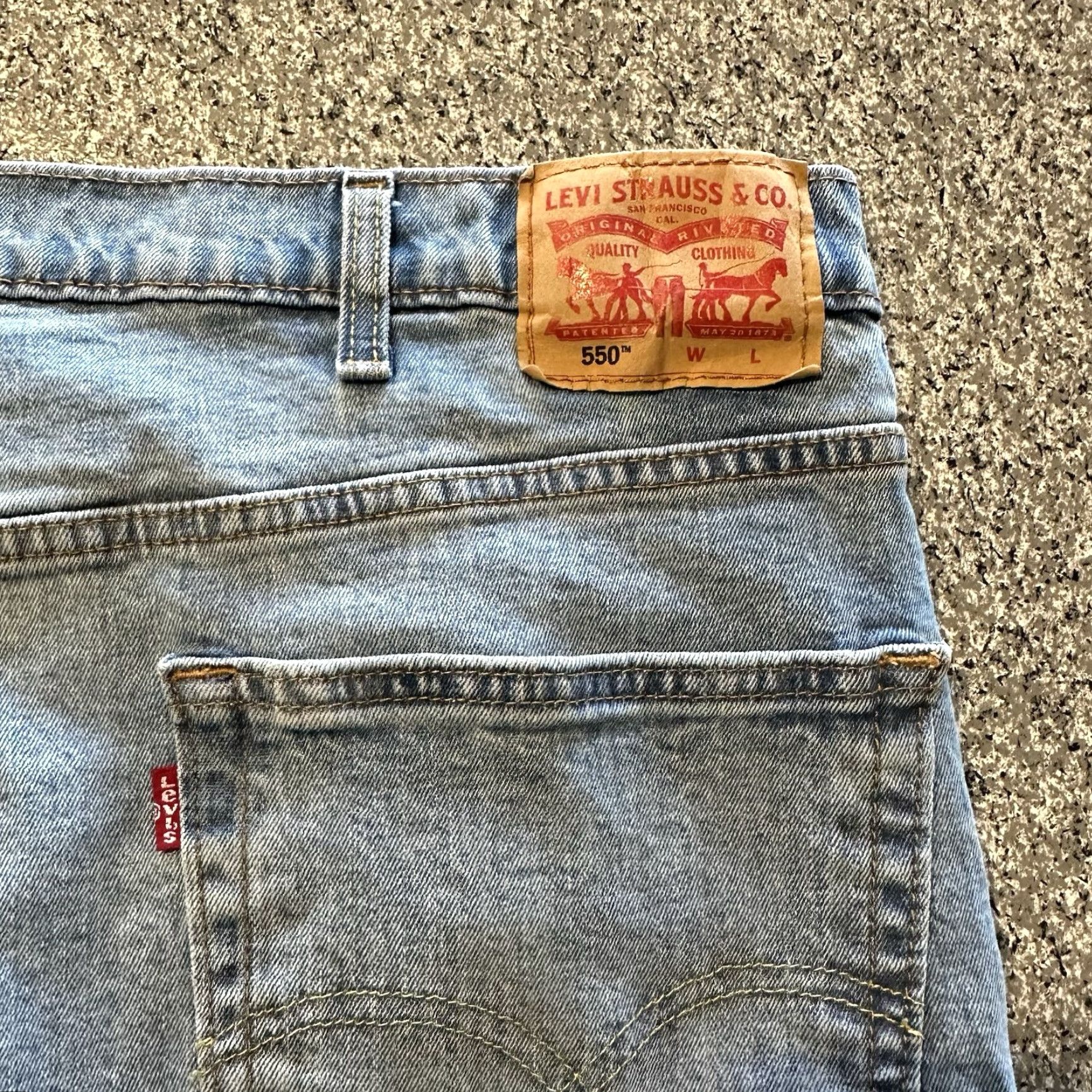 Levi's Levi's 550 Jeans Mens 46x34 Relaxed Straight Light Wash Denim 99% Cotton 1% Spandex Blue Leather? (Note: remove uncertainty) Size US 30 / EU 46 - 5 Thumbnail