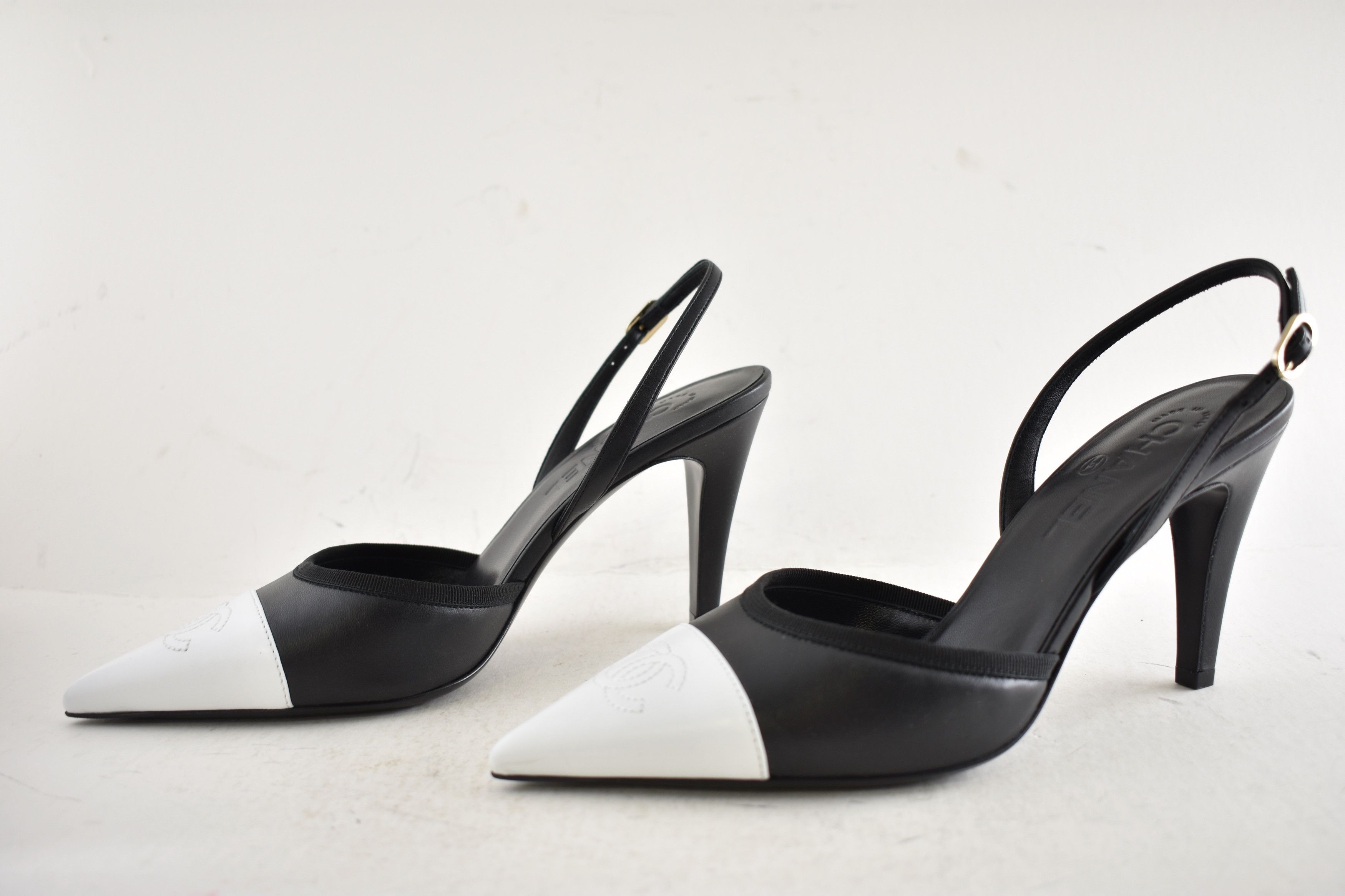 Chanel 26P White CC Logo Pointed Toe Slingback Mule Heel Pump 39.5 Size US 9.5 / IT 39.5 - 16 Thumbnail